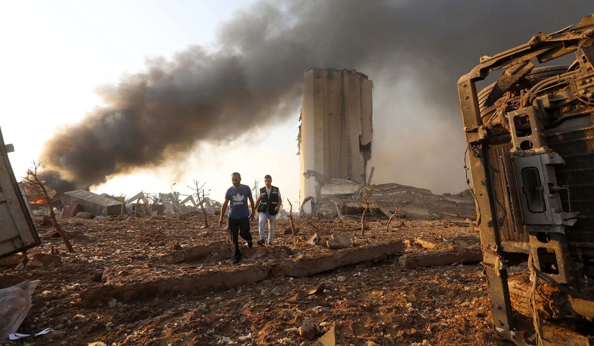 بقایای محل انفجار در بندر بیروت