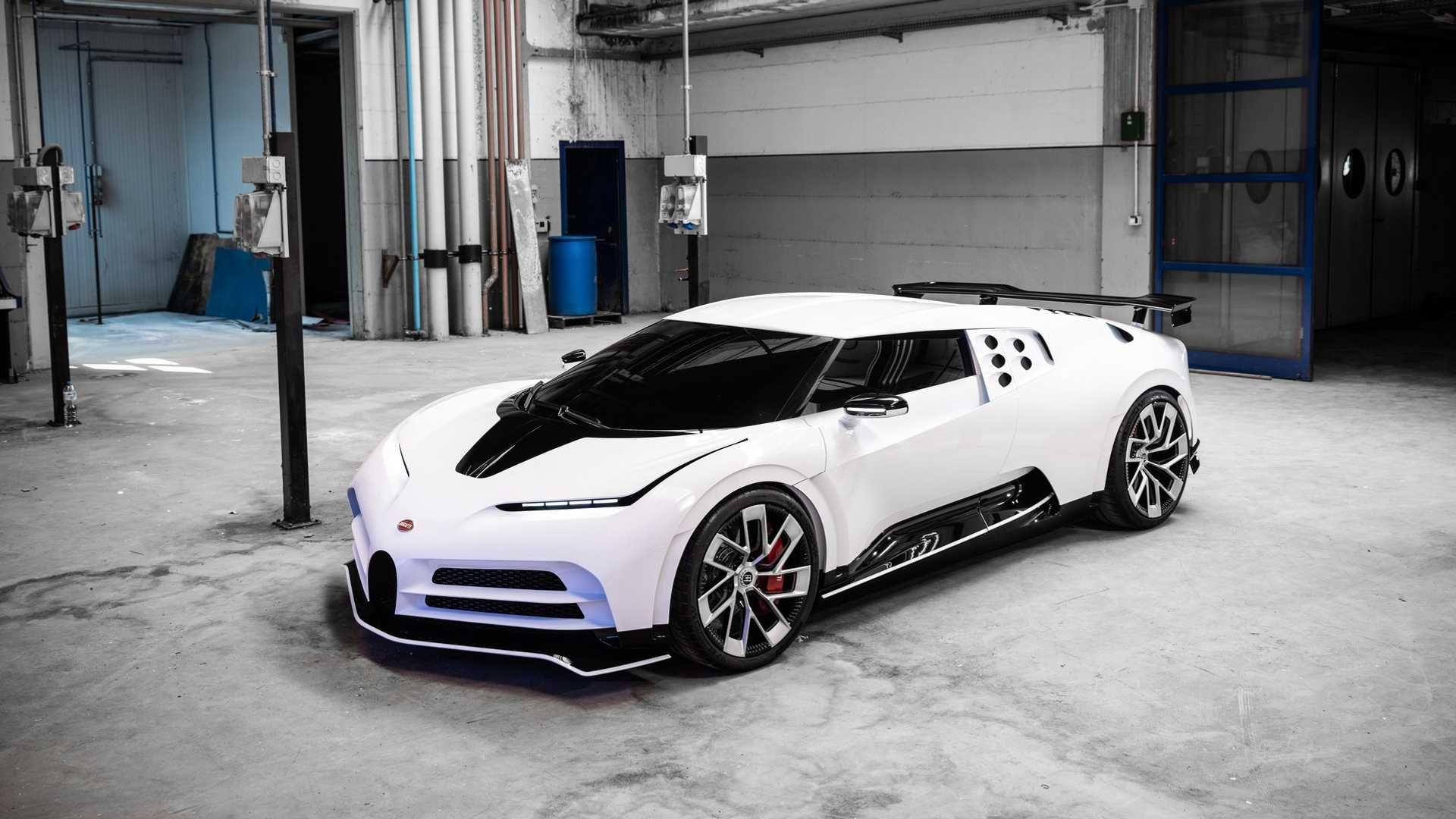 نمای اصلی ابرخودرو بوگاتی سنتودایچی / Bugatti Centodieci hypercar سفید رنگ در گاراژ