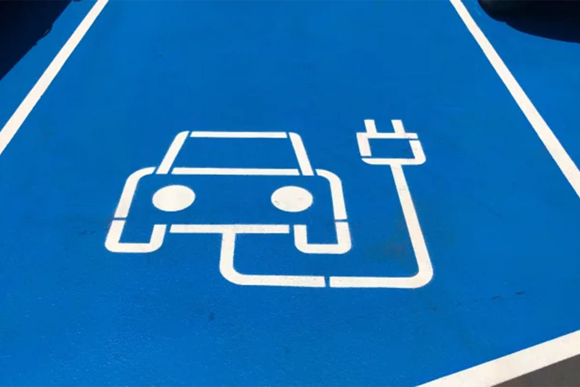 مرجع متخصصين ايران علامت شارژر خودروي الكتريكي / electric car روي جاده با رنگ آبي