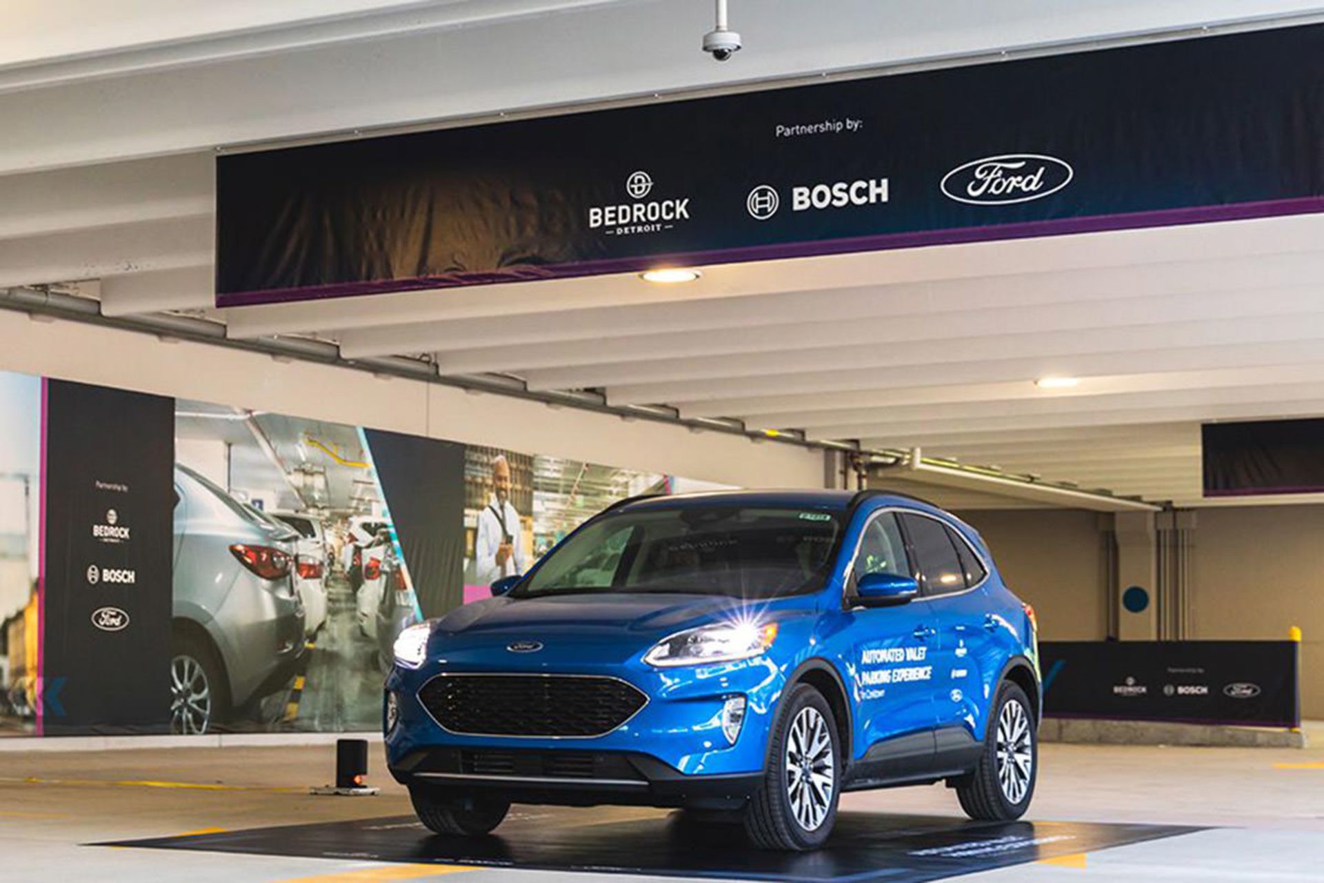 خودرو شاسی بلند / suv فورد اسکیپ آبی رنگ مجهز به سیستم دستیار پارک خودکار بوش / Ford Bosch automated valet parking