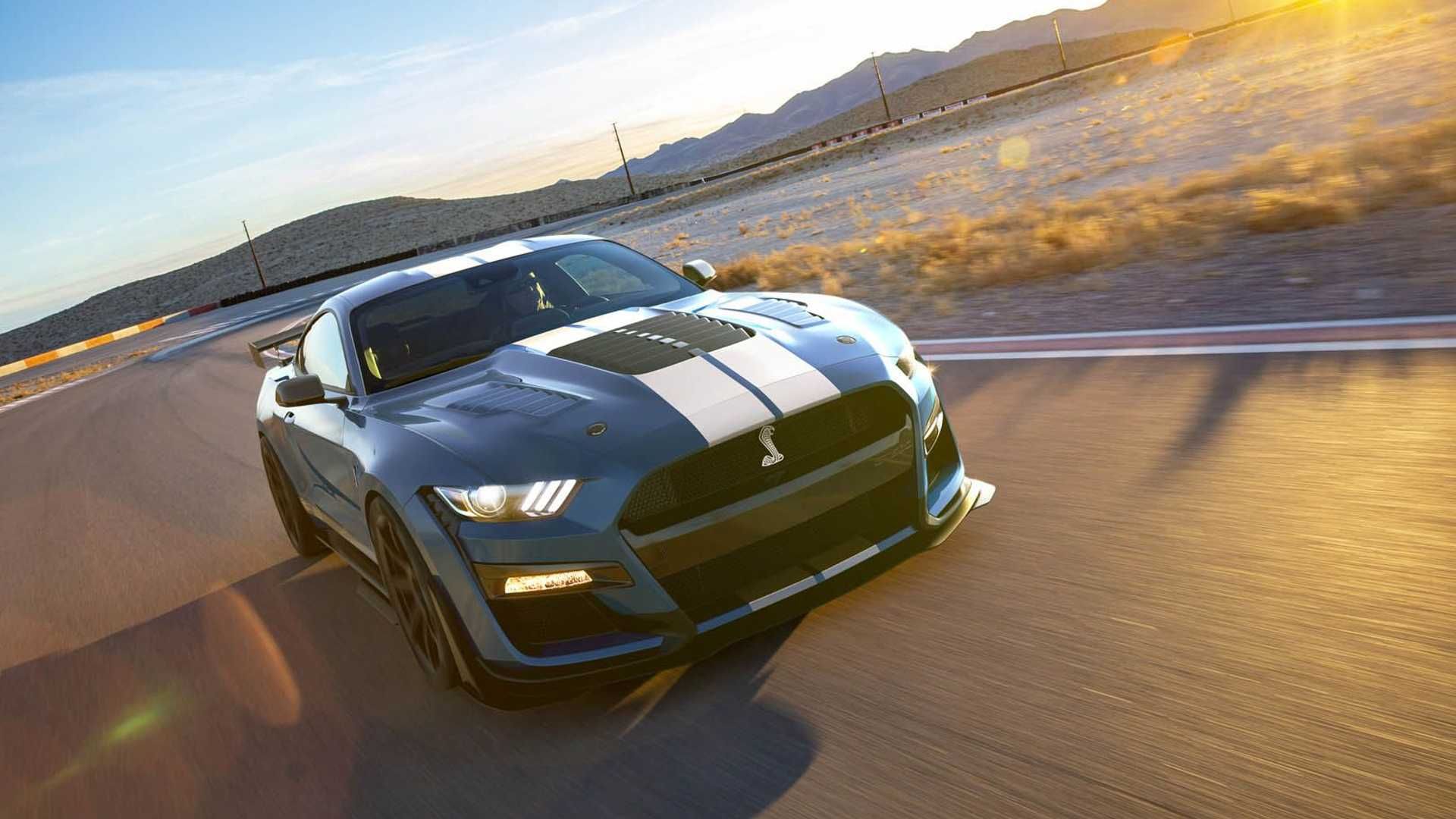 نمای جلو خودرو فورد موستانگ شلبی / Ford Mustang در جاده 