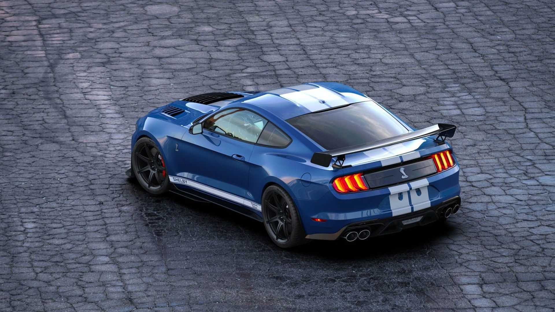 نمای عقب خودرو فورد موستانگ شلبی / Ford Mustang آبی رنگ در خیابان سنگ فرش 