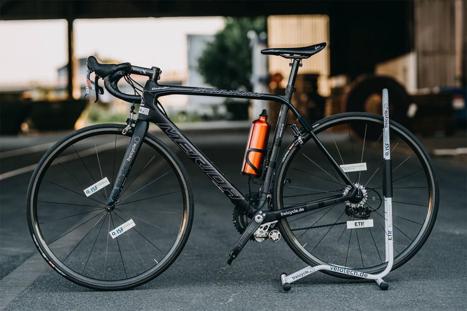 دوچرخه برقی / ebike سبک وزن فری سایکل در جاده