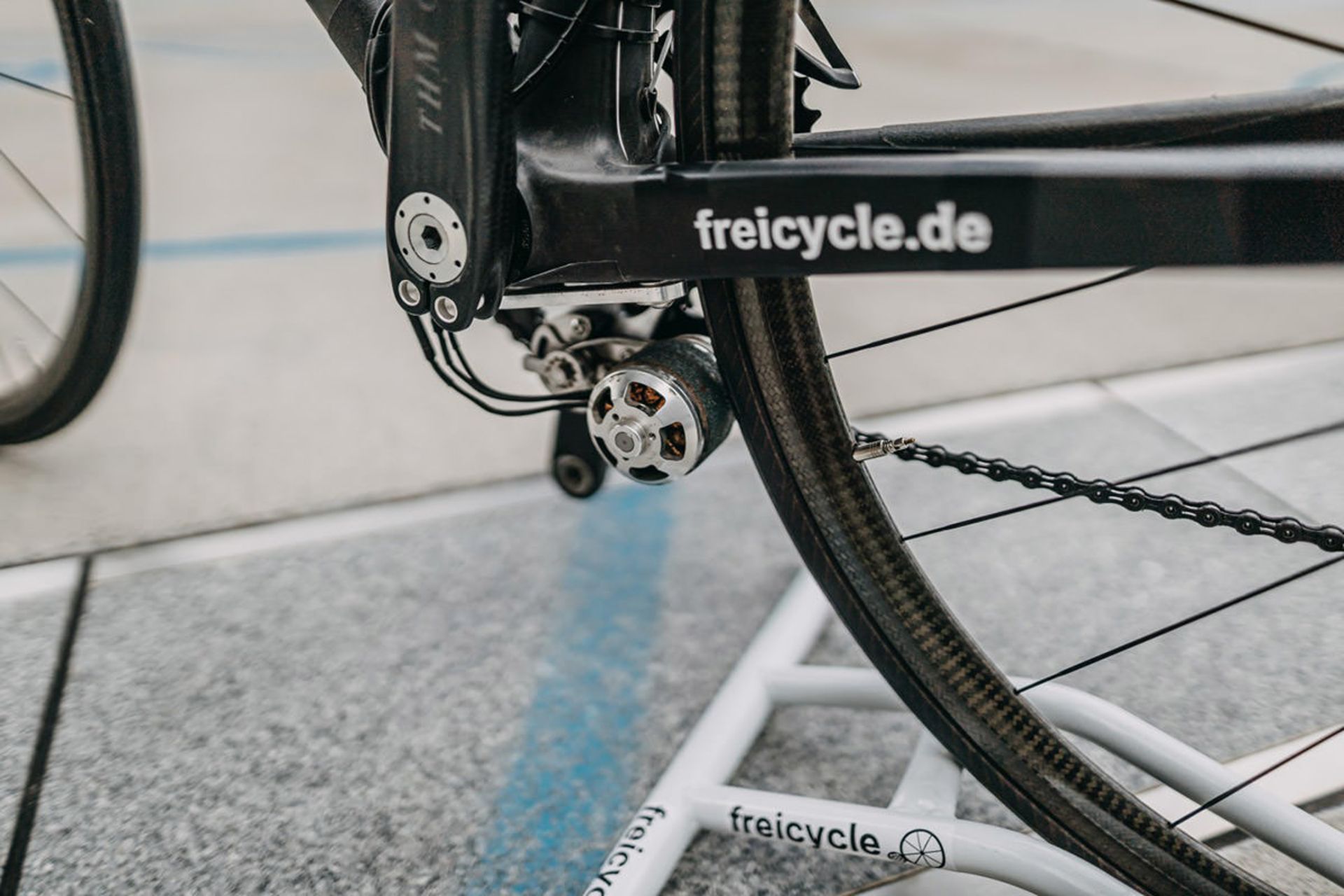 دوچرخه برقی / ebike سبک وزن فری سایکل مجهز به موتور الکتریکی محرک اصطکاکی