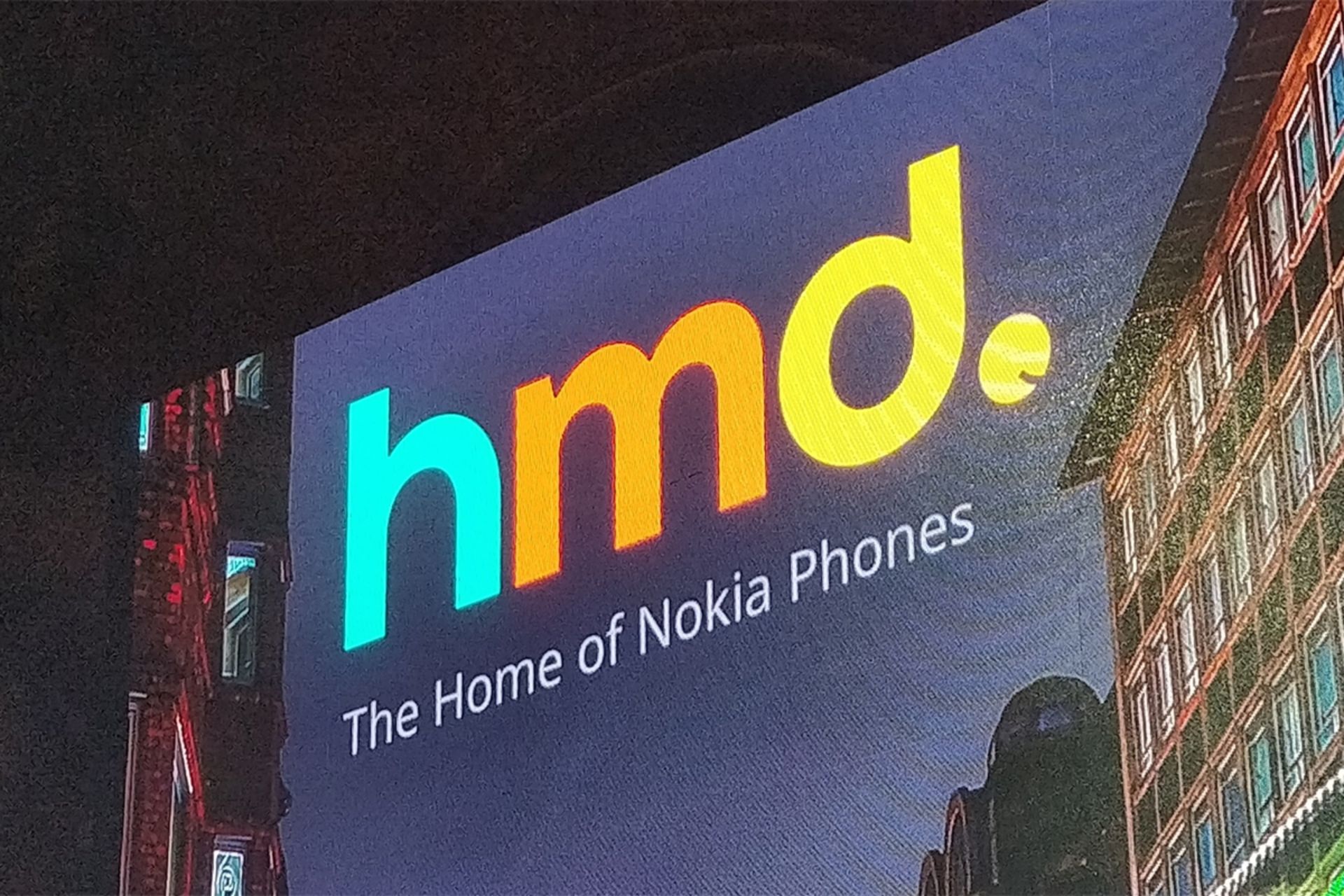 لوگو اچ ام دی گلوبال / HMD Global سازنده گوشی نوکیا / Nokia روی بنر تبلیغاتی