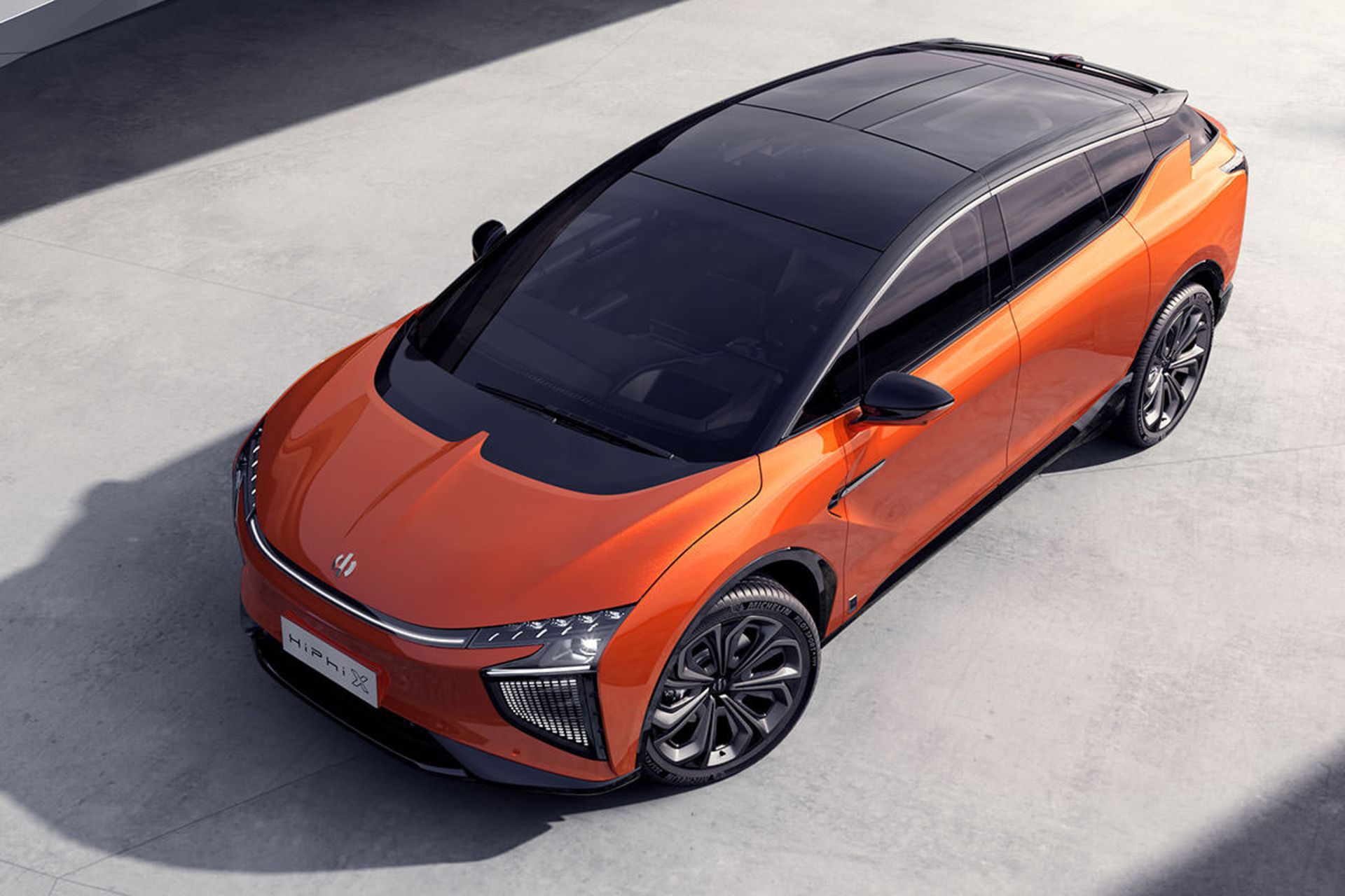 کراس اور برقی هیومن هورایزنز های فای ایکس / Human Horizons HiPhi X Electric crossover با رنگ نارنجی