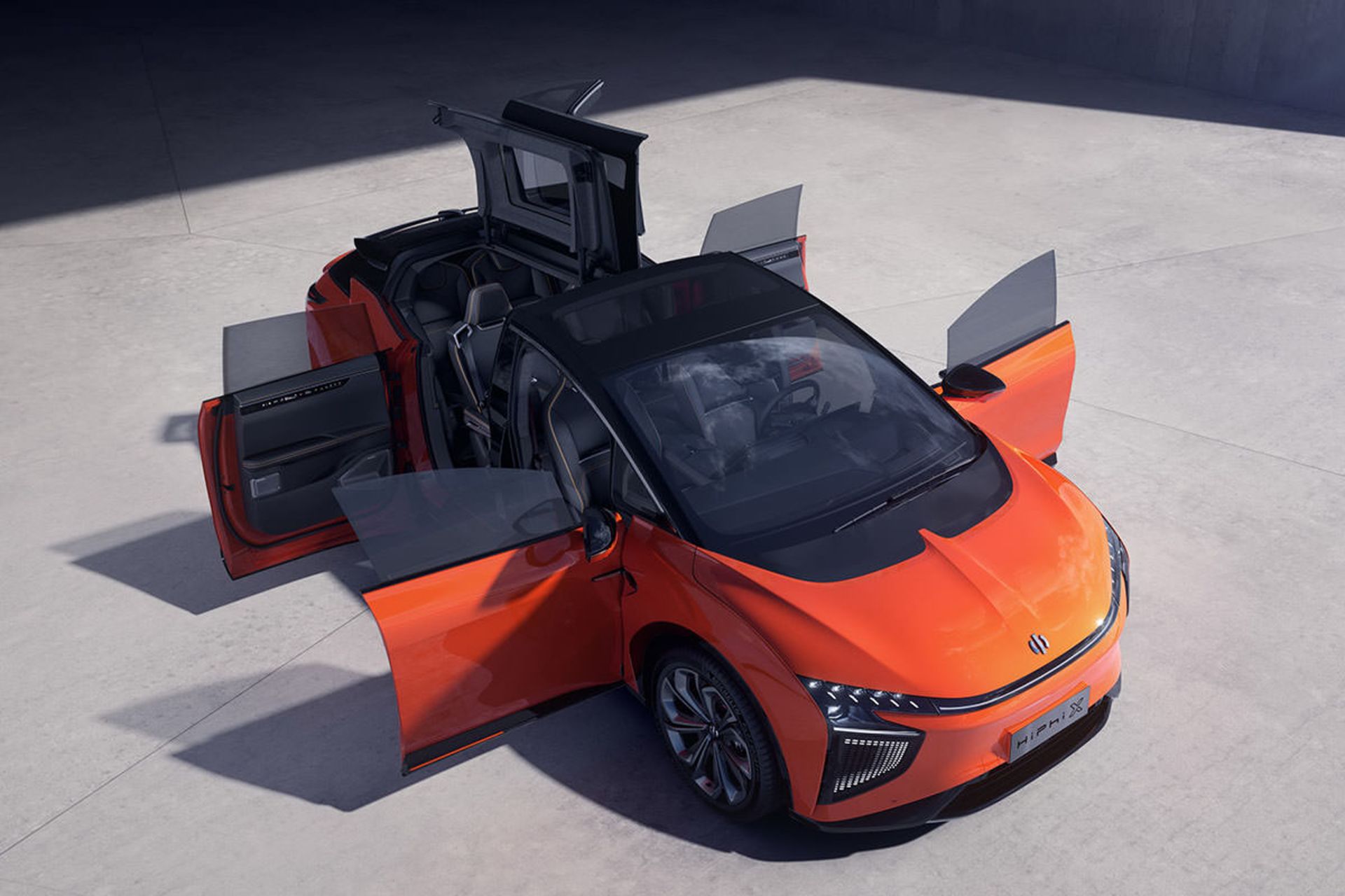 کراس اور برقی هیومن هورایزنز های فای ایکس / Human Horizons HiPhi X Electric crossover با رنگ نارنجی و درهای گالوینگ و بالی شکل