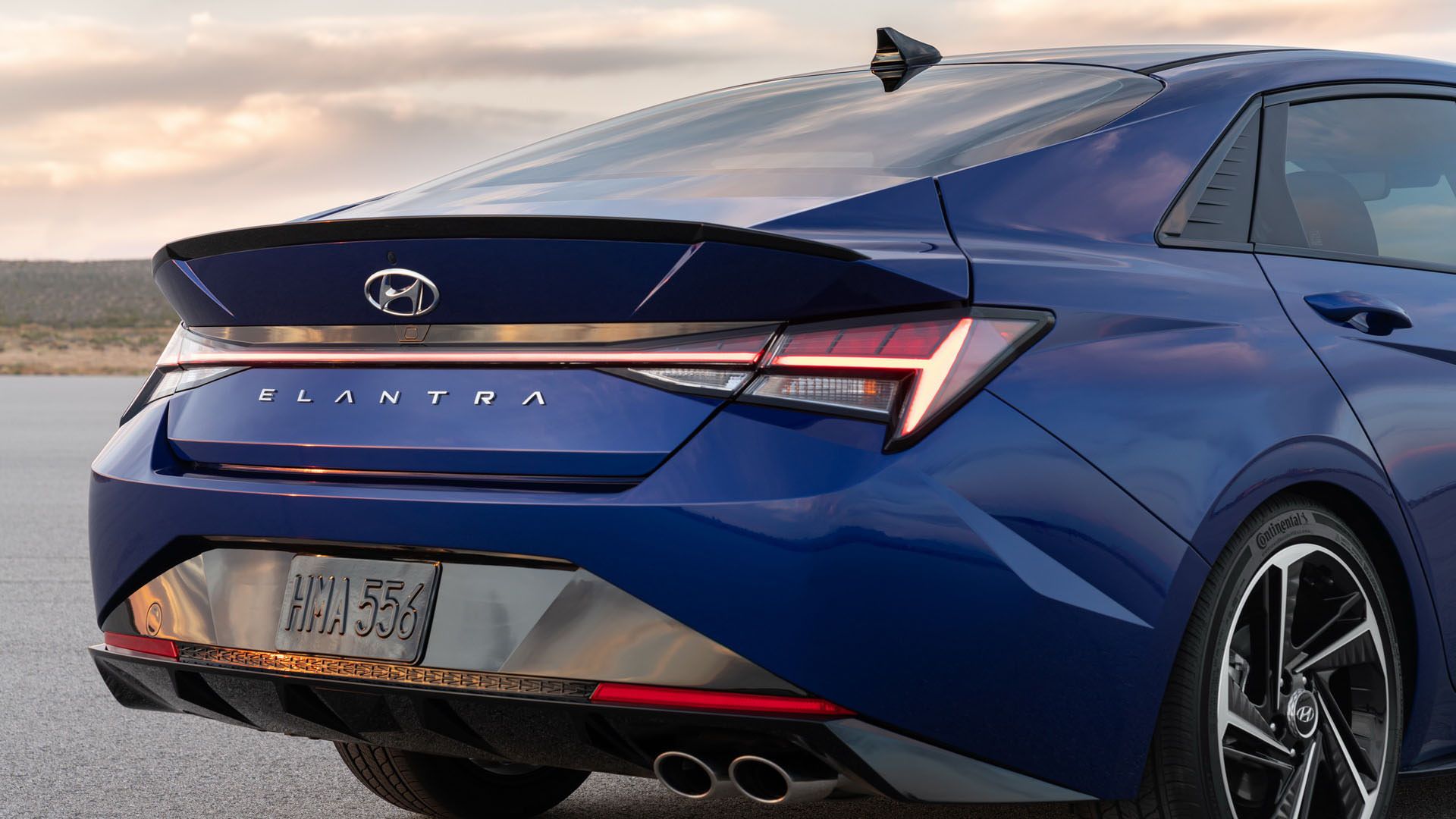 چراغ های عقب خودرو سدان هیوندای النترا ان لاین / 2021 Hyundai Elantra N Line آبی رنگ