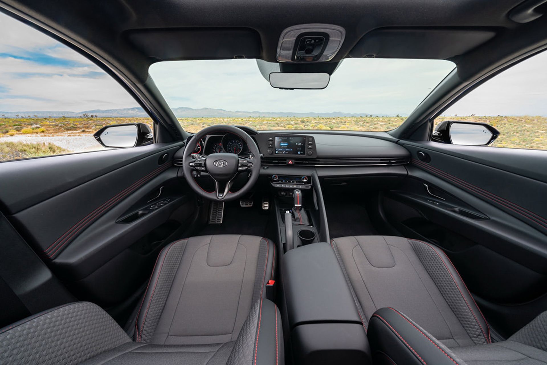 کابین خودرو سدان هیوندای النترا ان لاین / 2021 Hyundai Elantra N Line با فرمان و صندلی و داشبورد و سیستم سرگرمی