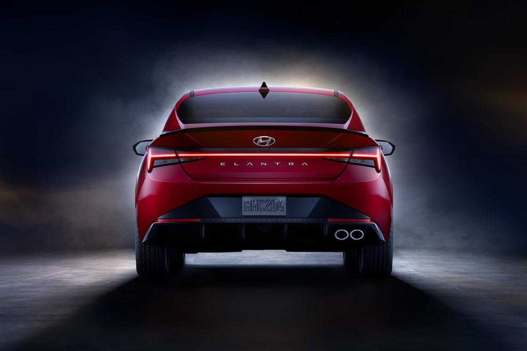 نمای عقب خودرو سدان هیوندای النترا ان لاین / 2021 Hyundai Elantra N Line قرمز رنگ