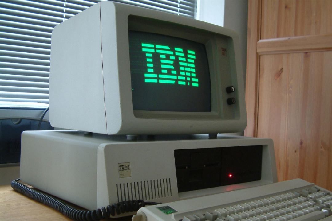 اولین رایانه شخصی دنیا آی بی ام / IBM PC 5150 ازنمای سه رخ با کیبورد و مانیتور