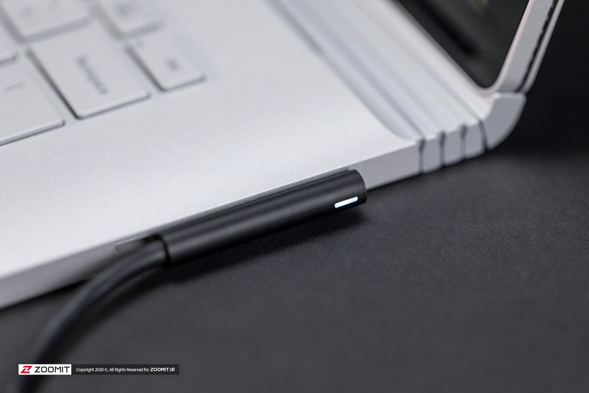 سرفیس بوک ۳ مایکروسافت / Microsoft Surface Book 3 در حال شارژ با سرفیس کانکت