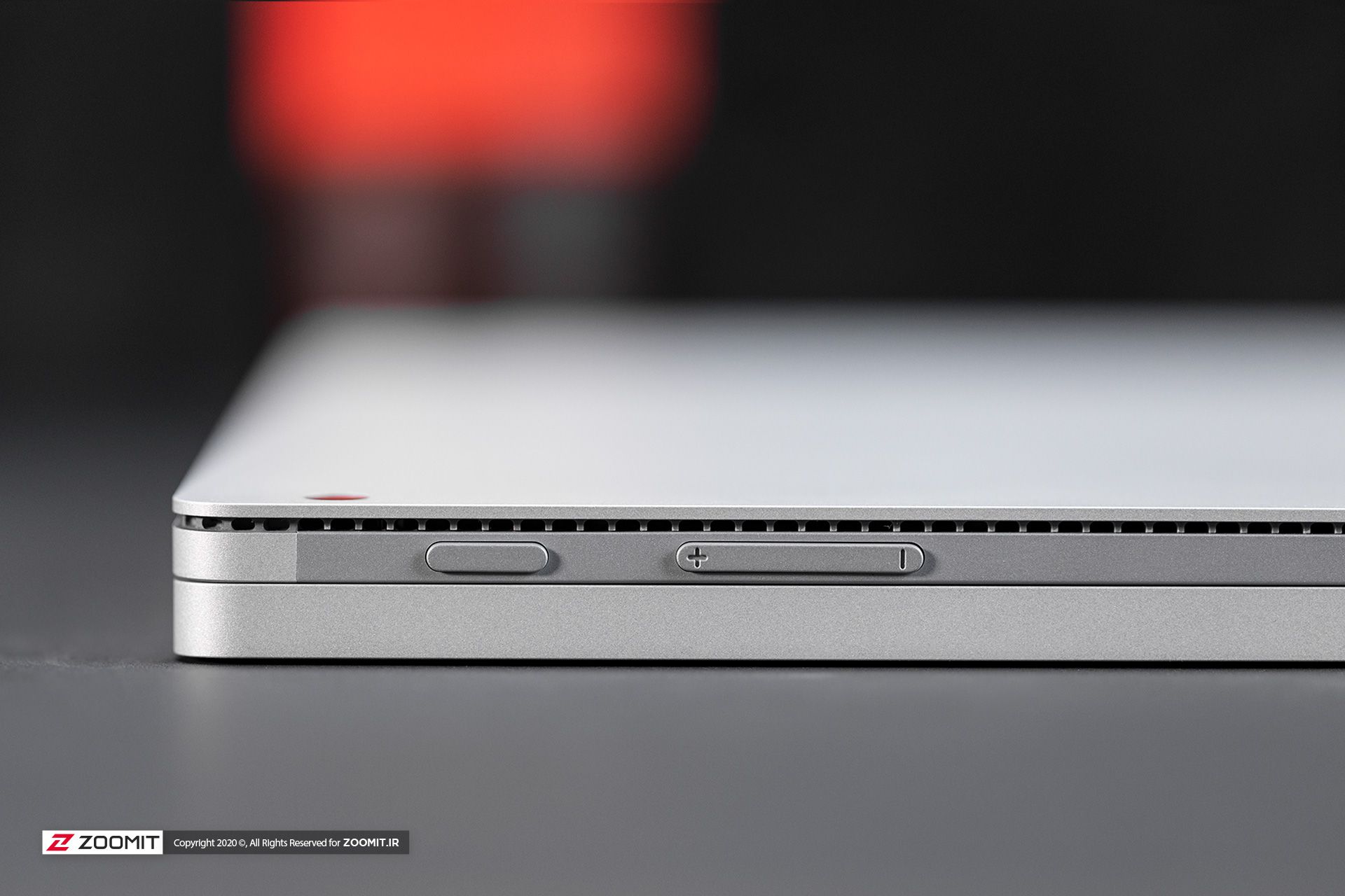 ضخامت سرفیس بوک ۳ مایکروسافت / Microsoft Surface Book 3 در حالت بسته