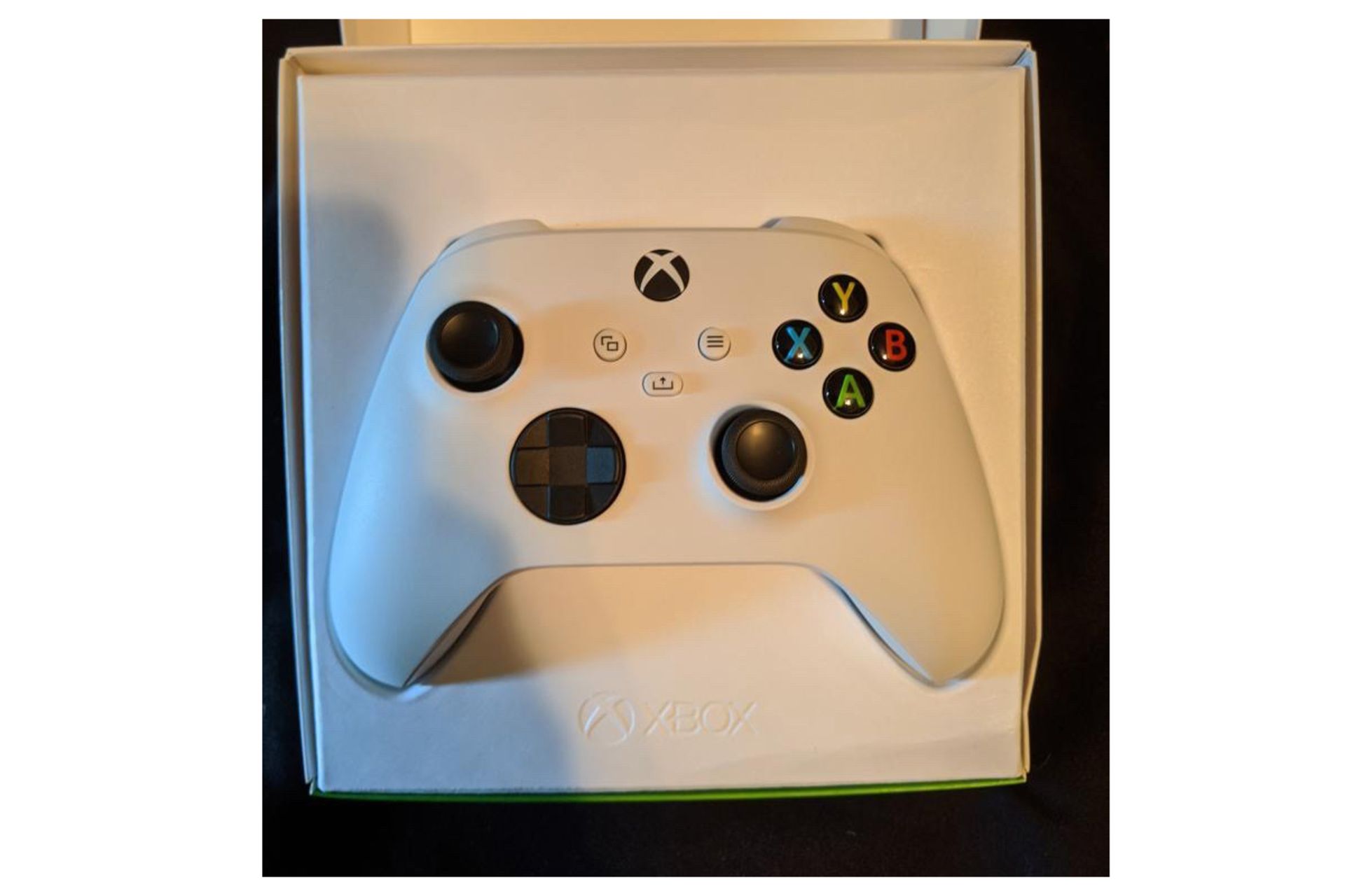 کنترلر ایکس باکس سری اس / Xbox Series S سفید از نمای جلو در جعبه