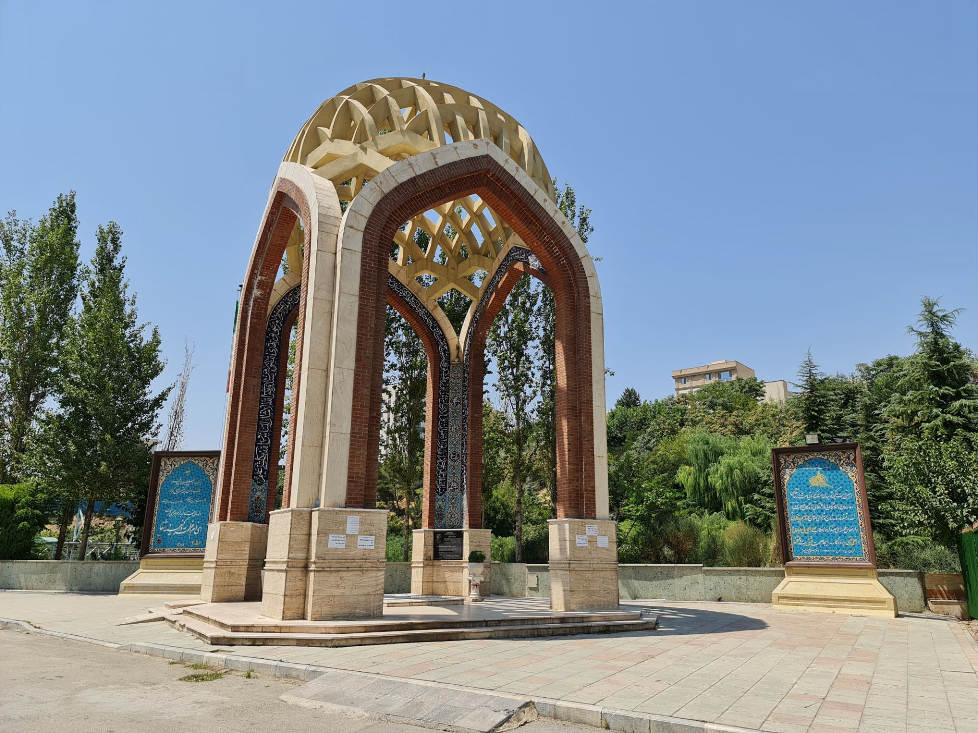 نمونه عکس دوربین اصلی گلکسی نوت ۲۰ اولترا - مقبره شهدا