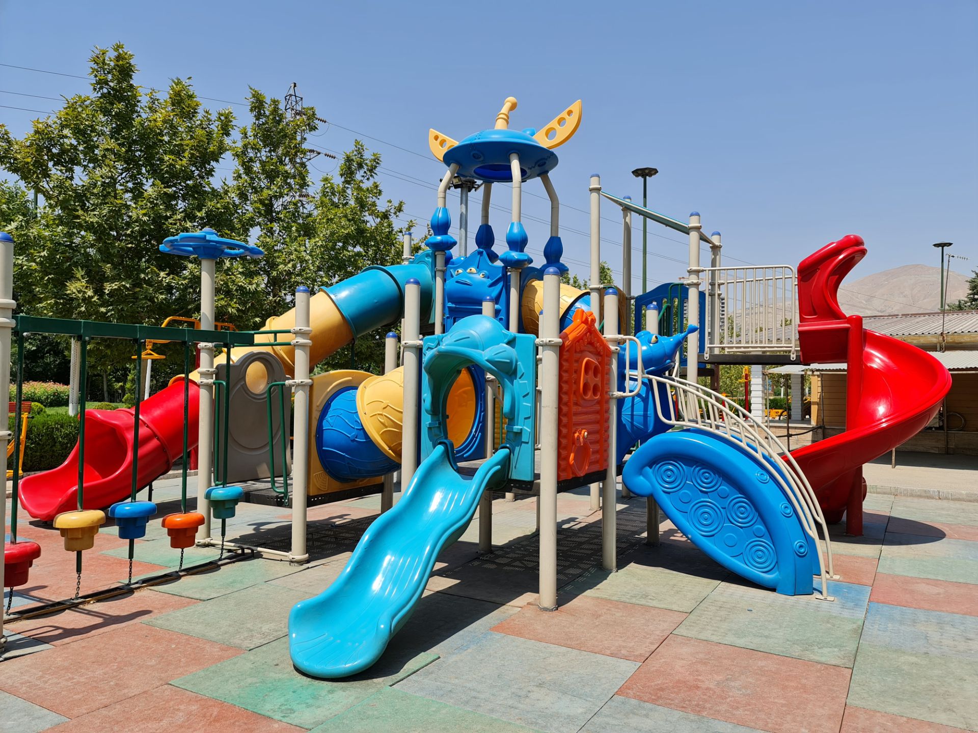 نمونه عکس دوربین اصلی گلکسی نوت ۲۰ اولترا - زمین بازی کودک