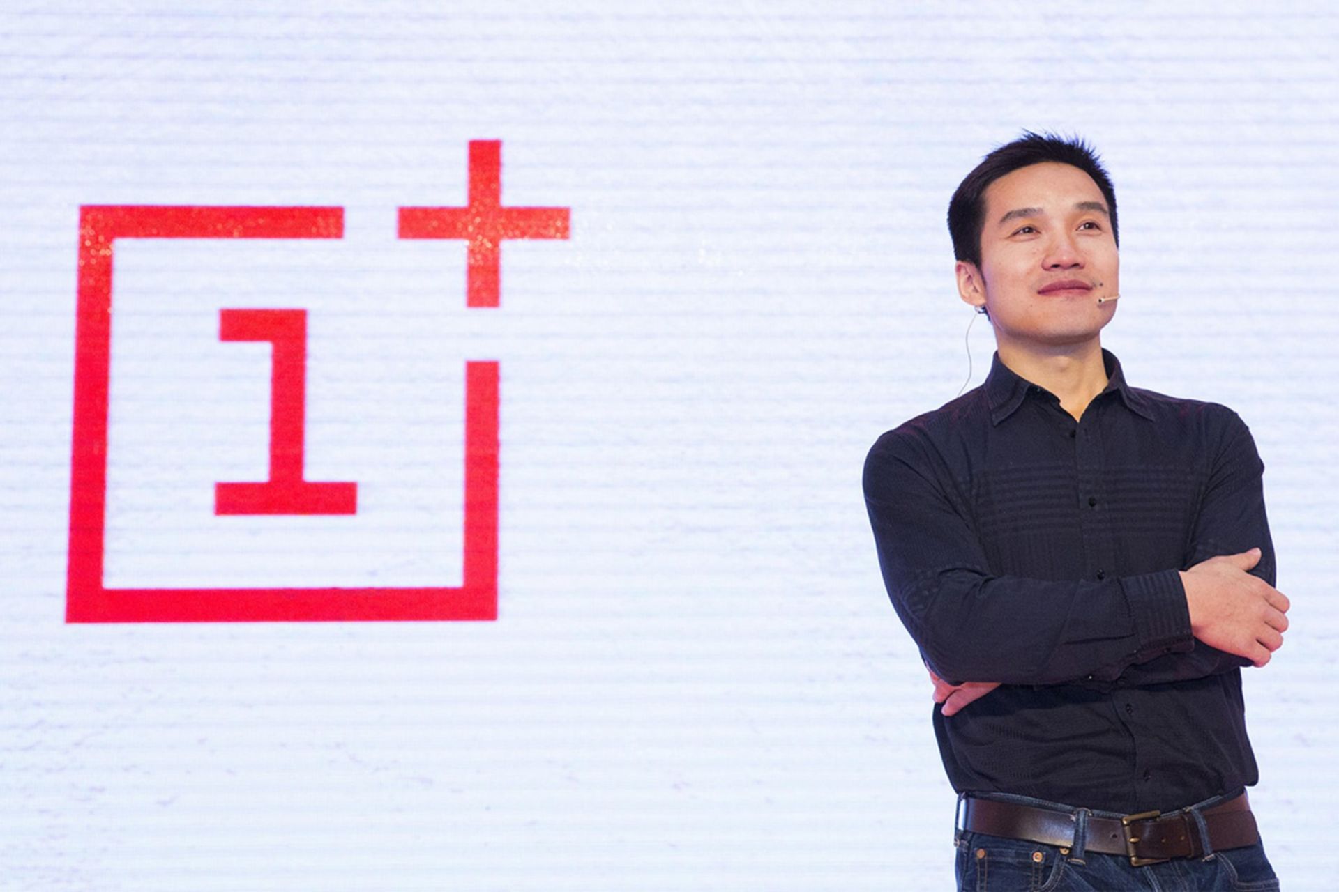 پیت لاو / Pete Lau مدیرعامل وان پلاس در کنار لوگو وان پلاس / OnePlus