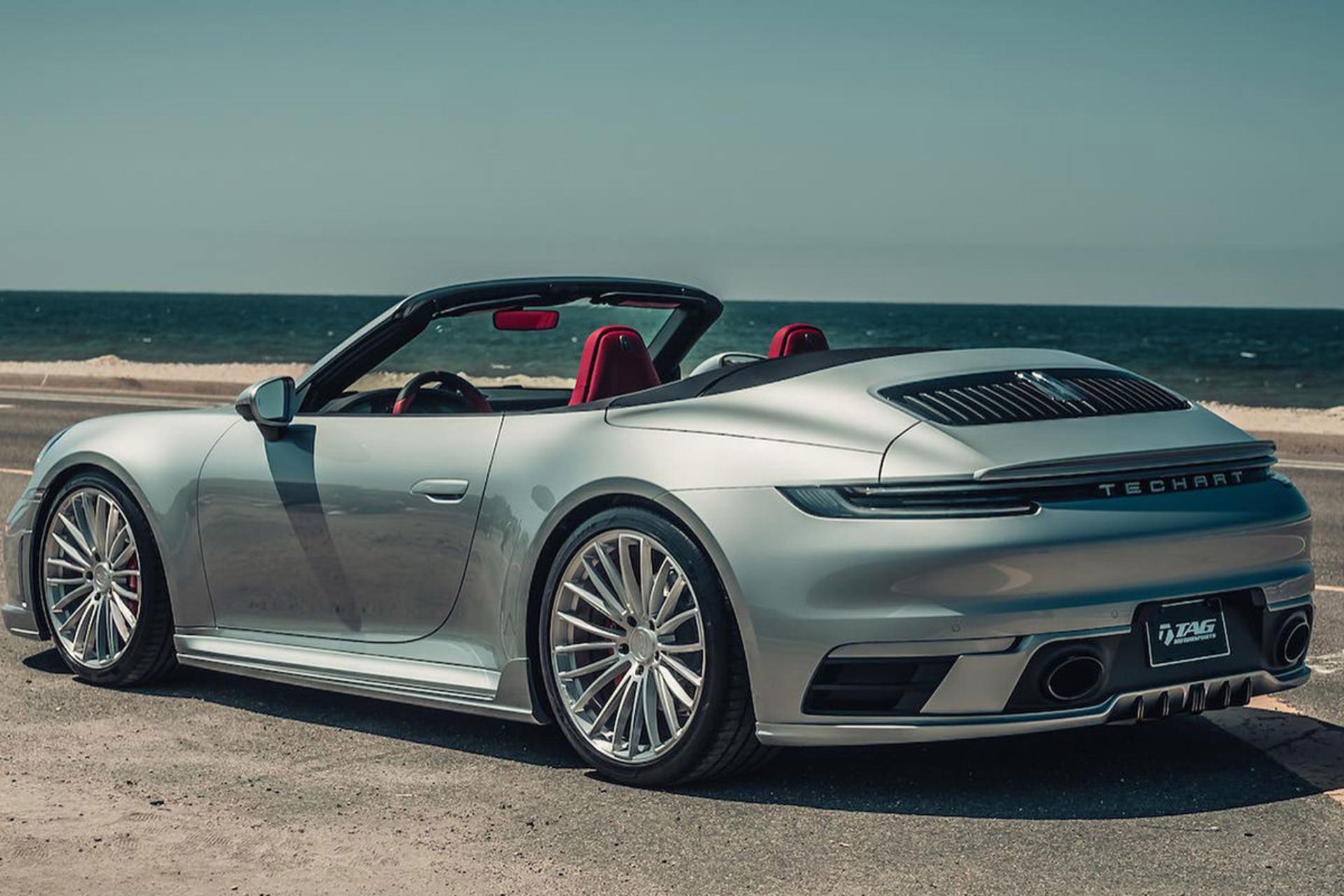 نمای جانبی خودرو کابریوله پورشه 911 با تیونینگ تک آرت آلمان / Porsche 911 Cabriolet TechArt در کنار ساحل دریا