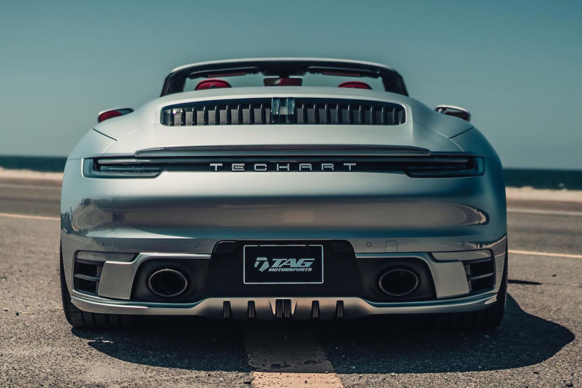 نمای عقب خودرو کابریوله پورشه 911 با تیونینگ تک آرت آلمان / Porsche 911 Cabriolet TechArt در کنار ساحل دریا