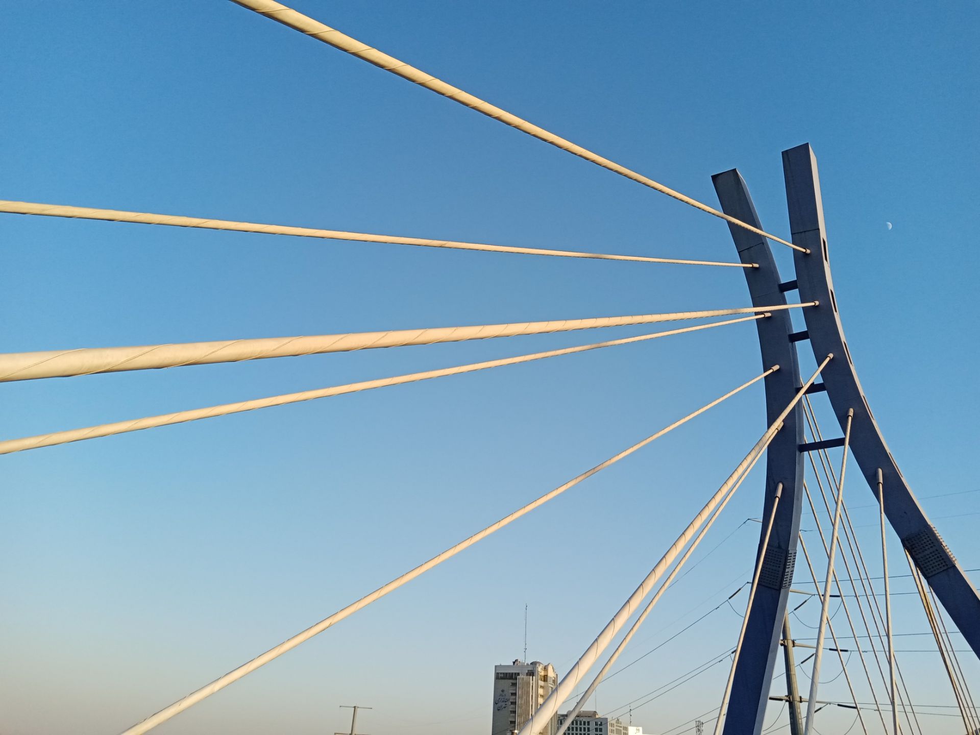 نمونه عکس گرفته شده با دوربین اصلی آنر 9A در روز با زمینه‌ی رنگ ثابت (آسمان)