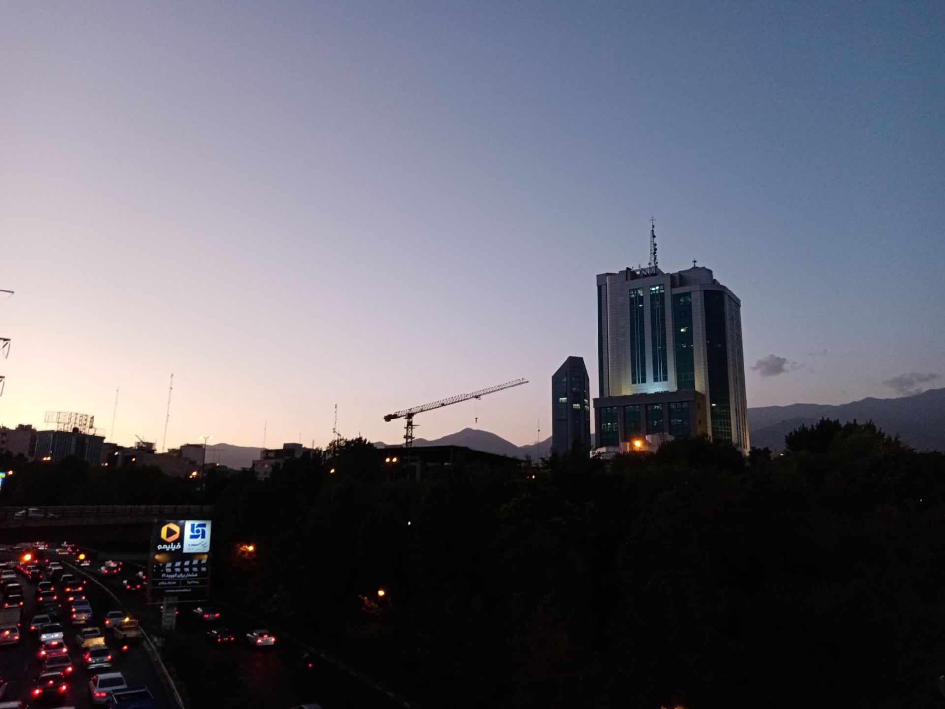 نمونه عکس گرفته شده با دوربین اصلی آنر 9A در نور کم و از جزئیات کم تاریکی‌ها