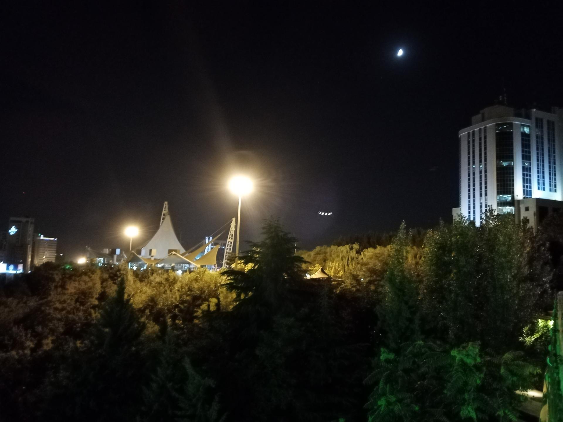 نمونه عکس گرفته شده با دوربین اصلی آنر 9A در شب و ثبت تصویر تار