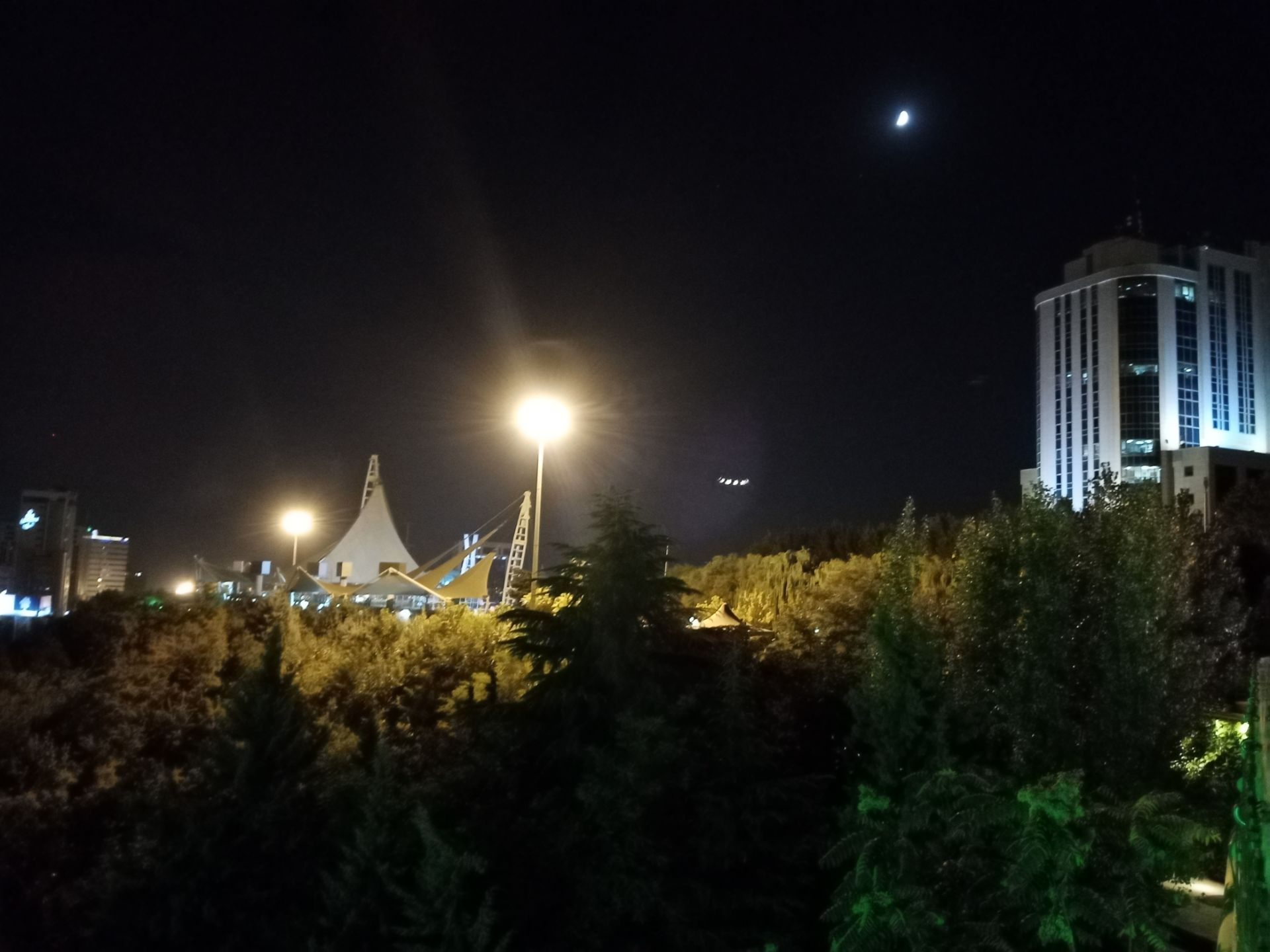 نمونه عکس گرفته شده با دوربین اصلی آنر 9A در شب و ثبت تصویر تار