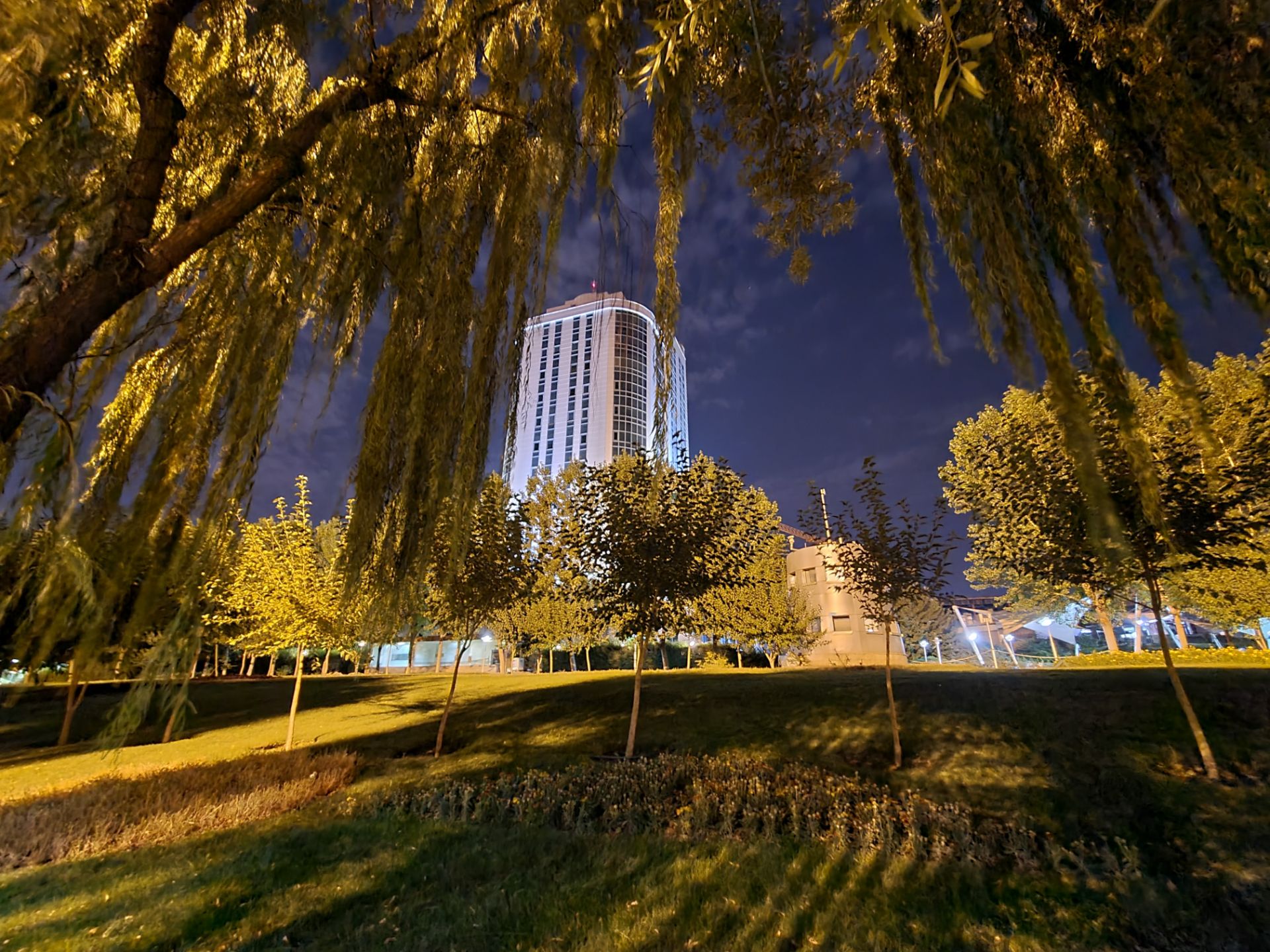 نمونه عکس 0.5X گلکسی نوت ۲۰ در تاریکی