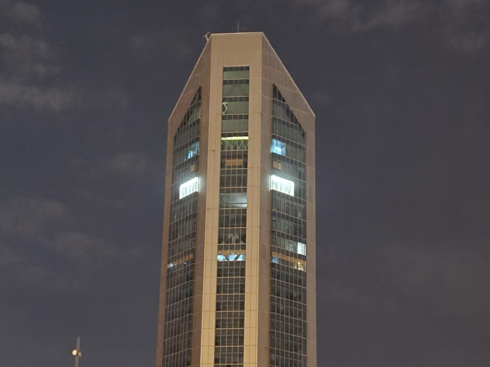 نمونه عکس 10X گلکسی نوت ۲۰ در تاریکی - برج