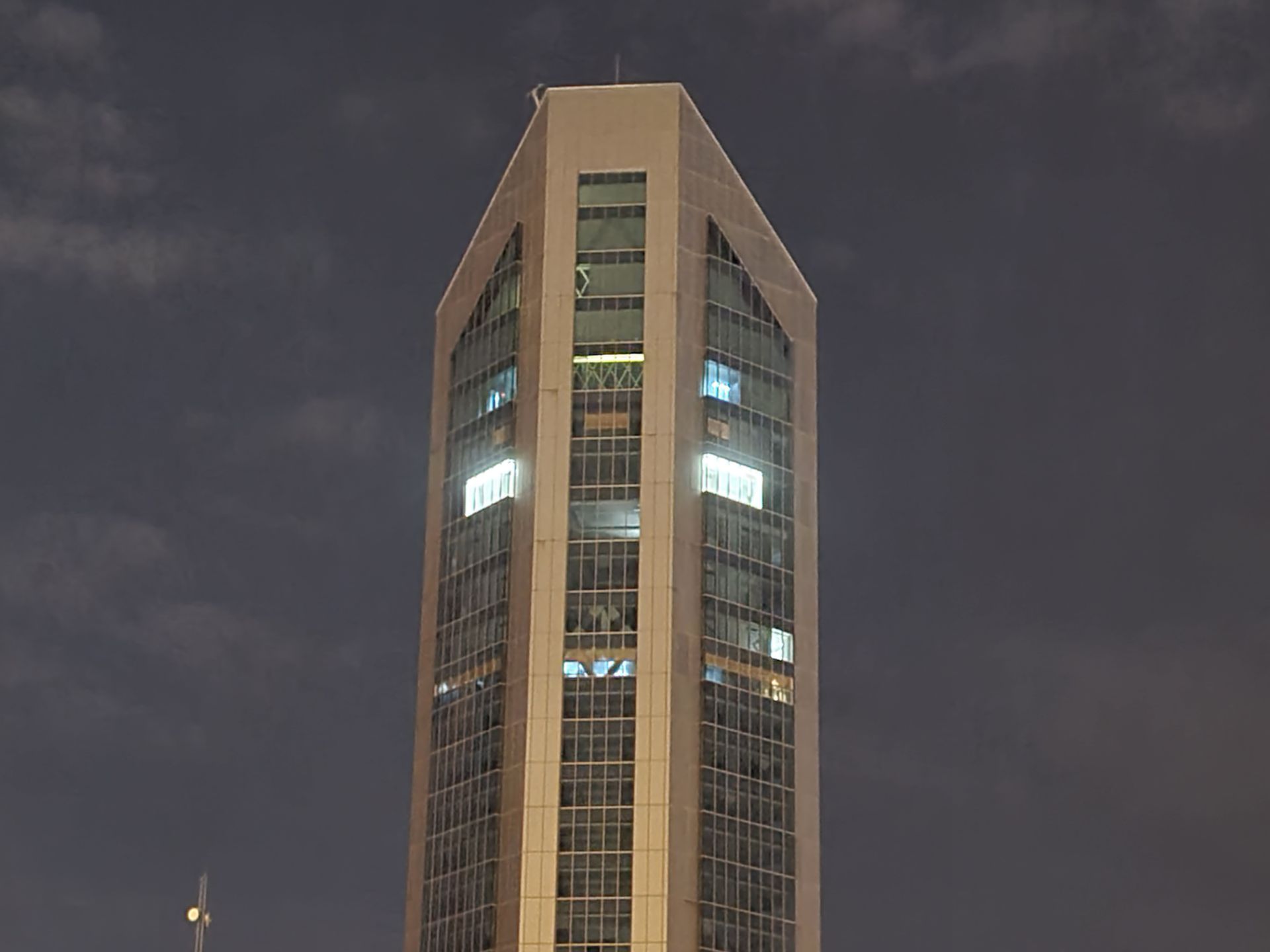 نمونه عکس 10X گلکسی نوت ۲۰ در تاریکی - برج