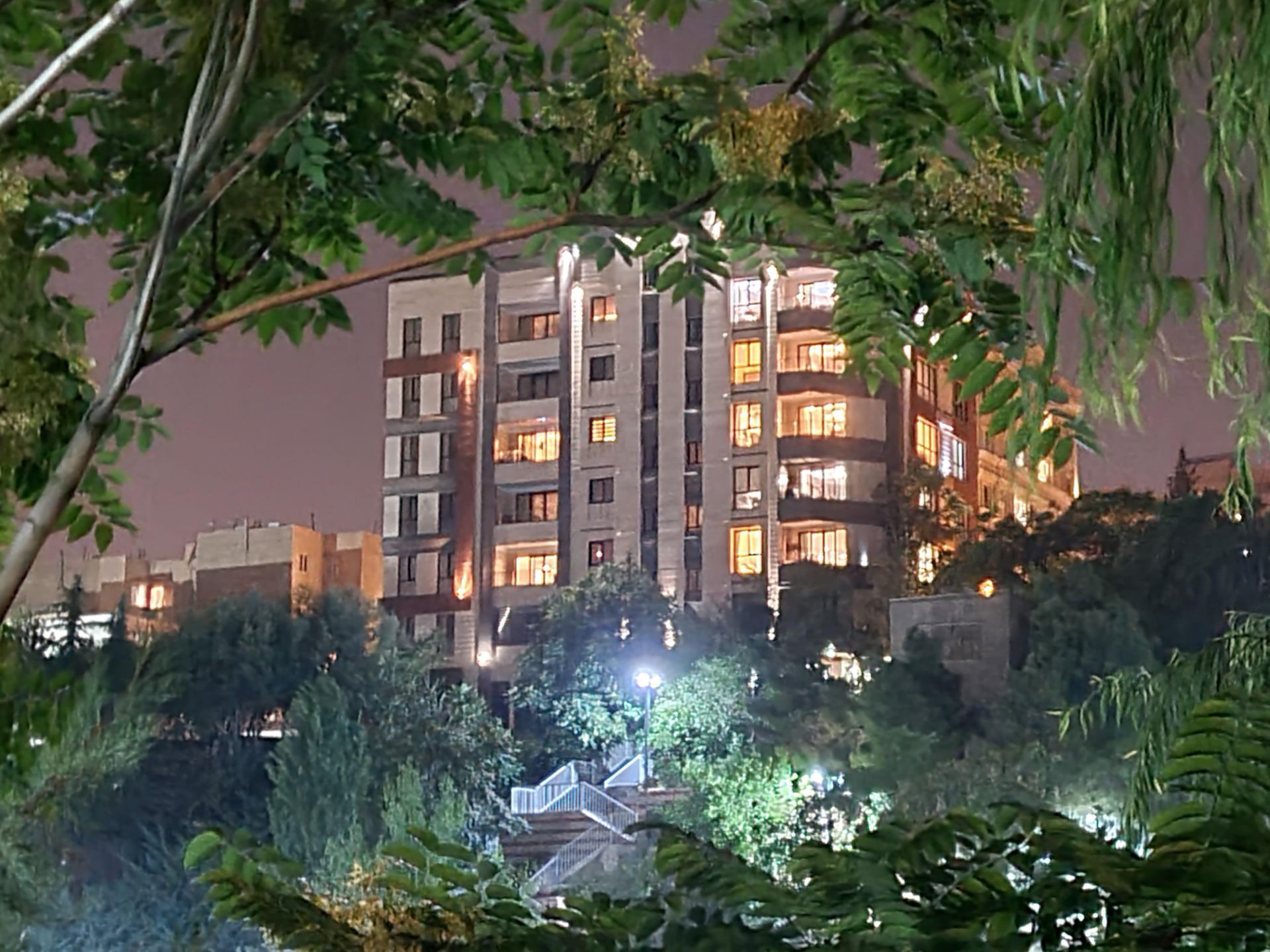 نمونه عکس 3X‌ گلکسی نوت ۲۰ در تاریکی - ساختمان