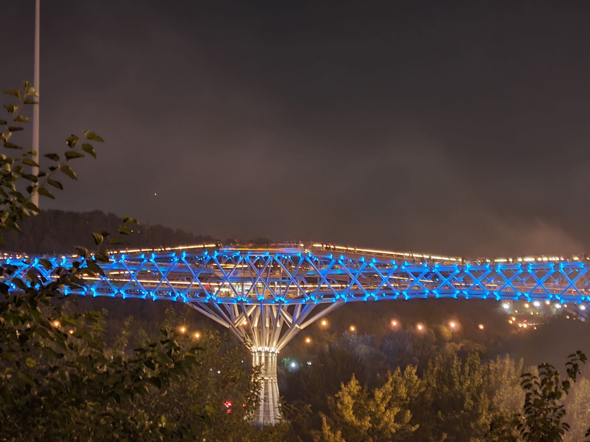 نمونه عکس 3X‌ گلکسی نوت ۲۰ در تاریکی - پل طبیعت