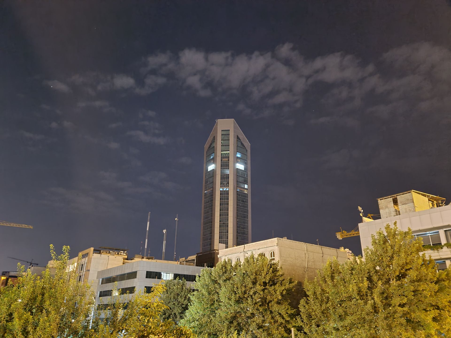 نمونه عکس 3X‌ گلکسی نوت ۲۰ در تاریکی - برج