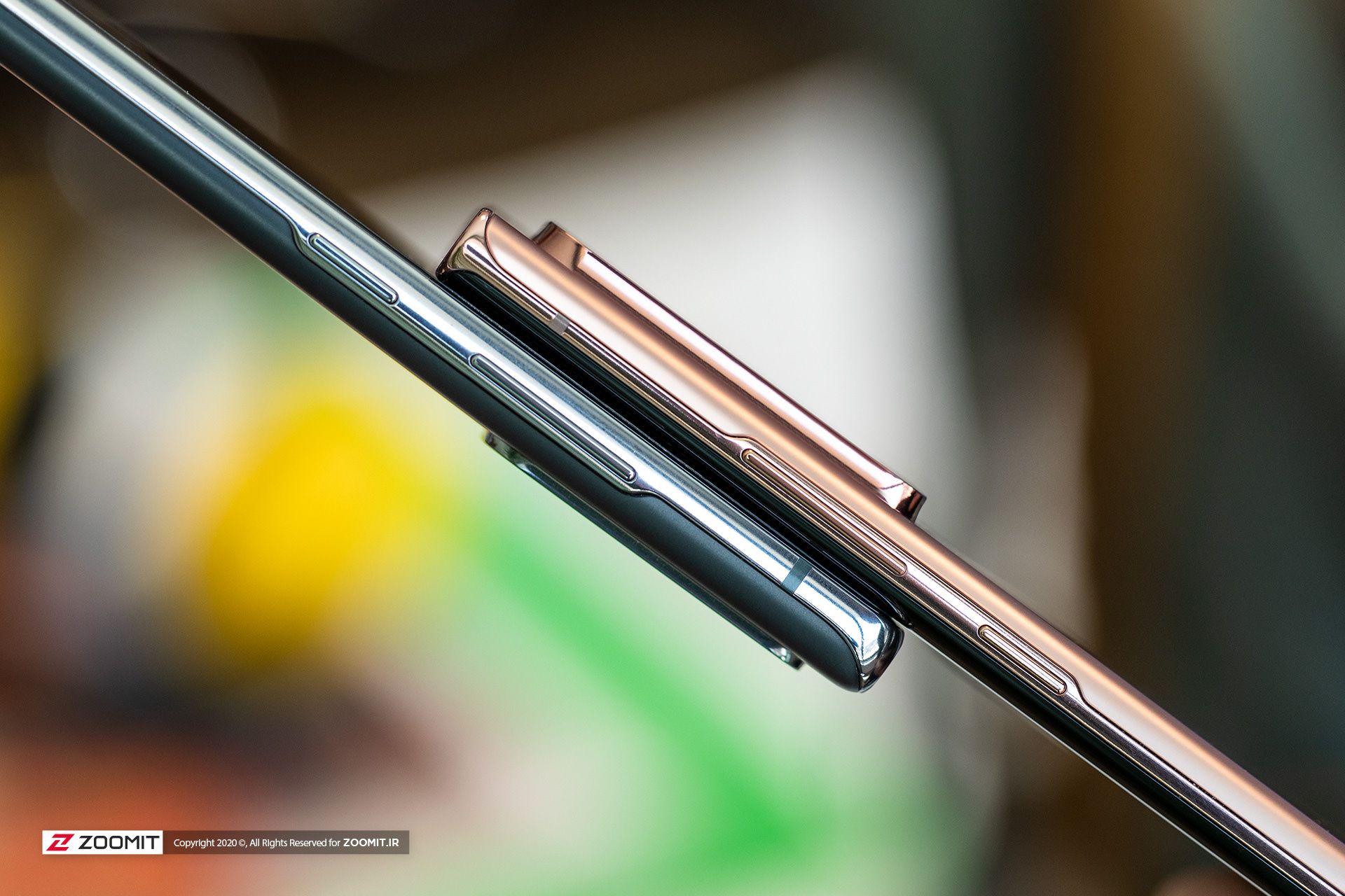 تصویر مقایسه لبه سمت راست گلکسی نوت ۲۰ و گلکسی نوت ۲۰ اولترا