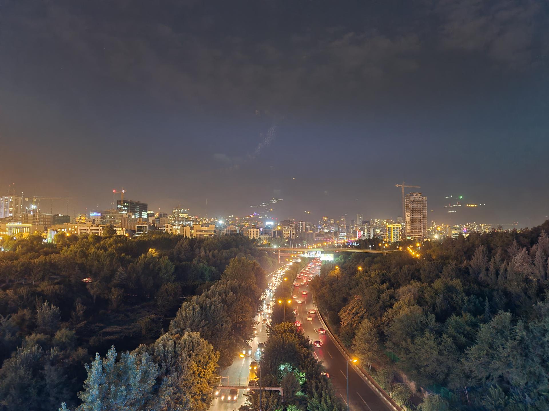 نمونه عکس دوربین اصلی گلکسی نوت ۲۰ در تاریکی - بزرگراه چمران