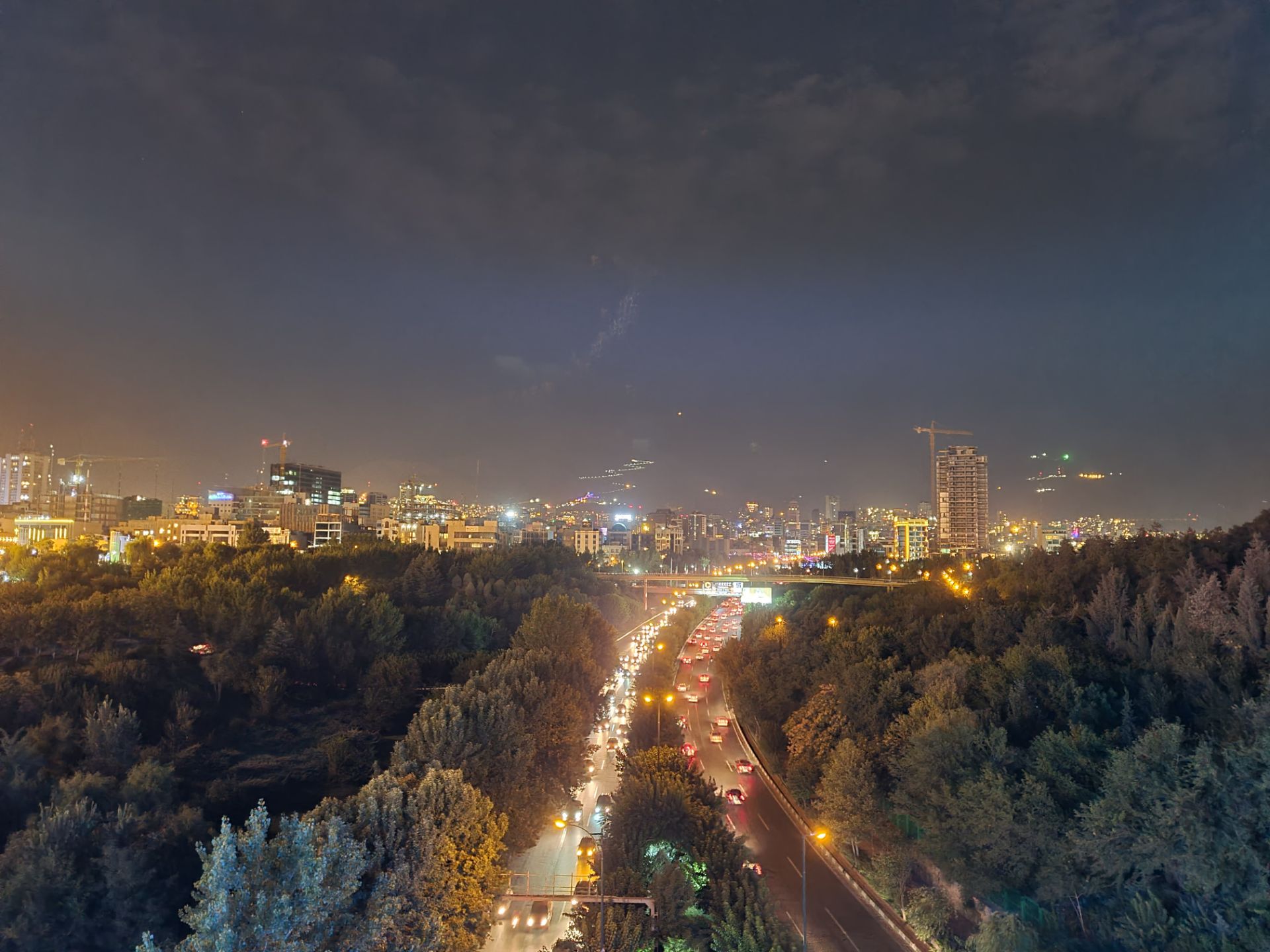 نمونه عکس دوربین اصلی گلکسی نوت ۲۰ در تاریکی - بزرگراه چمران
