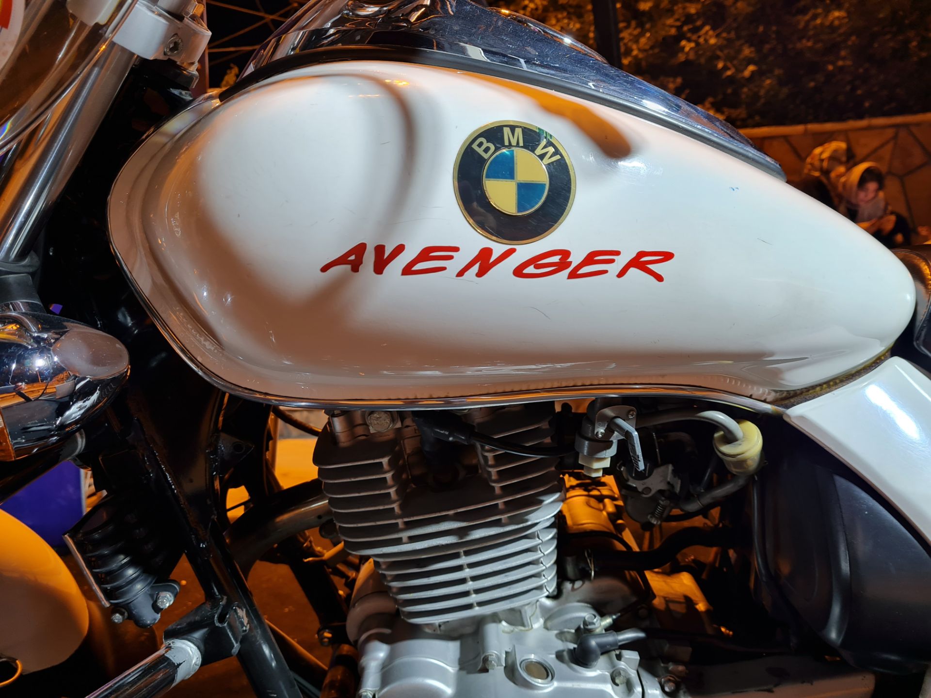 نمونه عکس دوربین اصلی گلکسی نوت ۲۰ در تاریکی - موتورسیکلت بی‌ام‌و