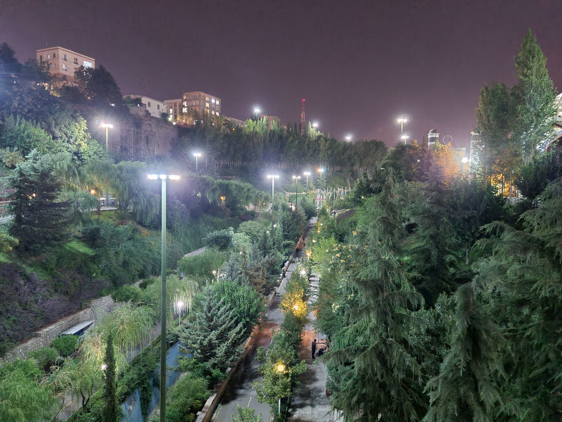 نمونه عکس دوربین اصلی گلکسی نوت ۲۰ در تاریکی - بوستان نهج البلاغه