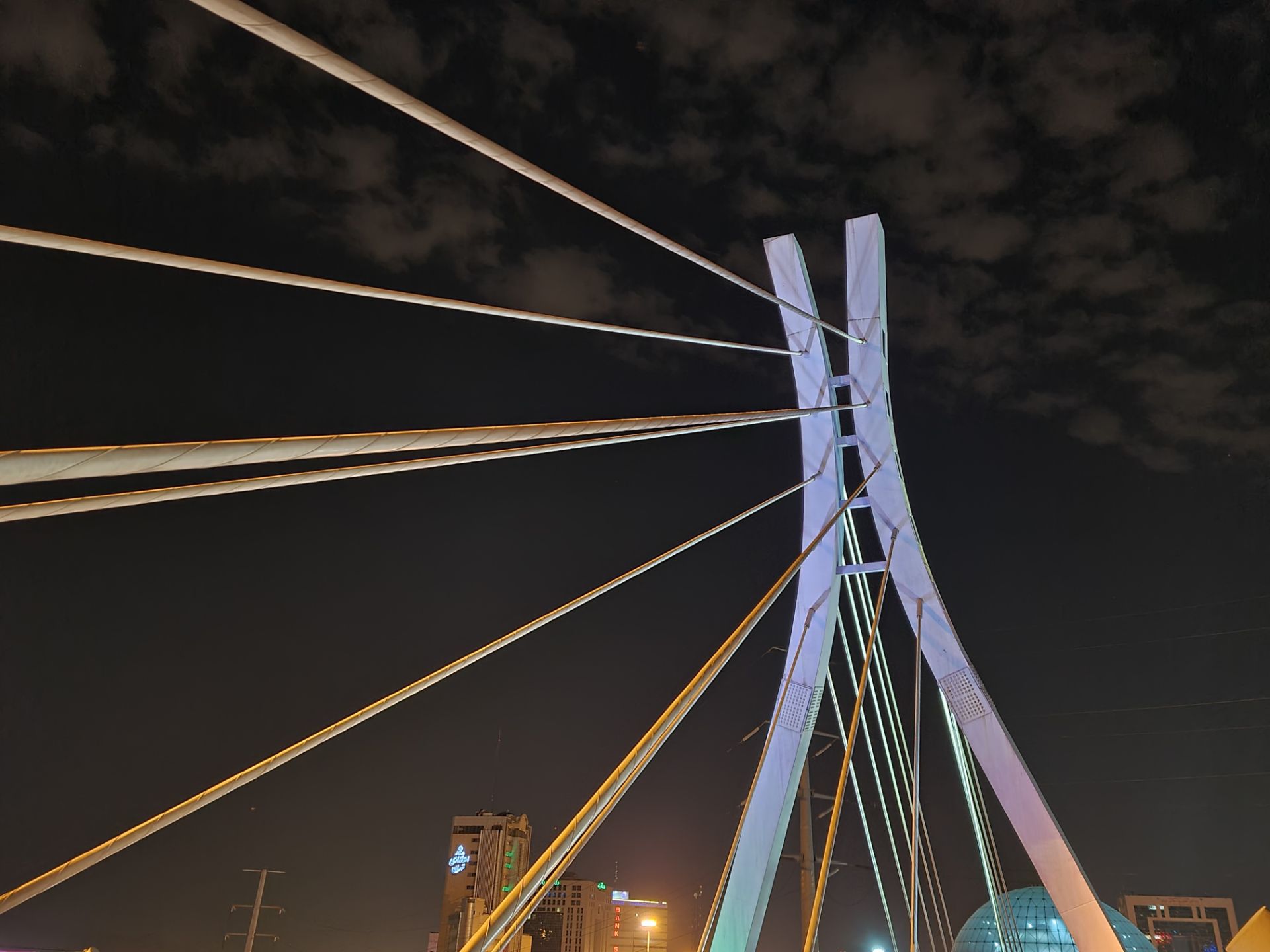 نمونه عکس دوربین اصلی گلکسی نوت ۲۰ در تاریکی - پل کابلی پارک آب و آتش