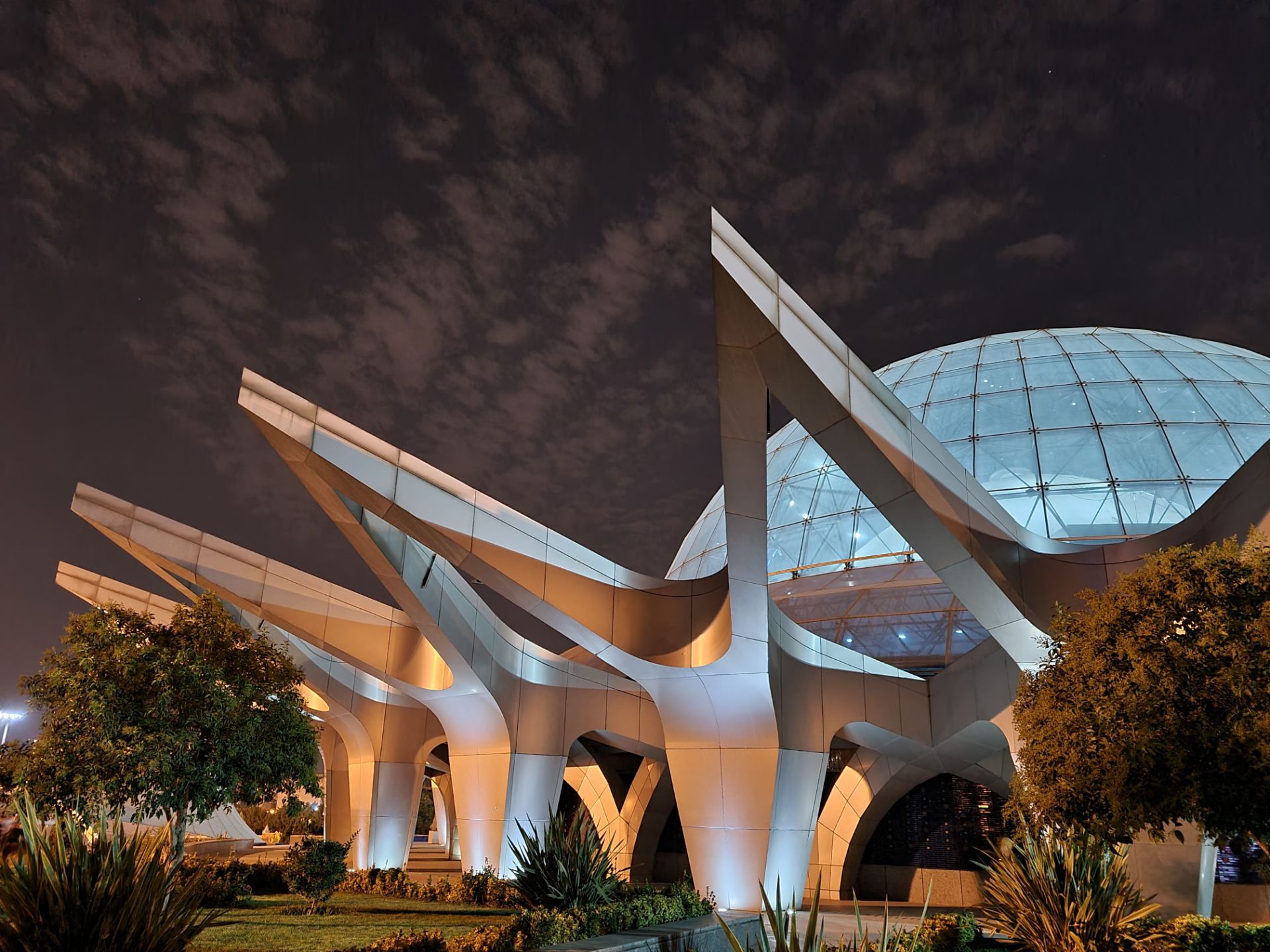 نمونه عکس دوربین اصلی گلکسی نوت ۲۰ در تاریکی - گنبد مینا پارک آب و آتش