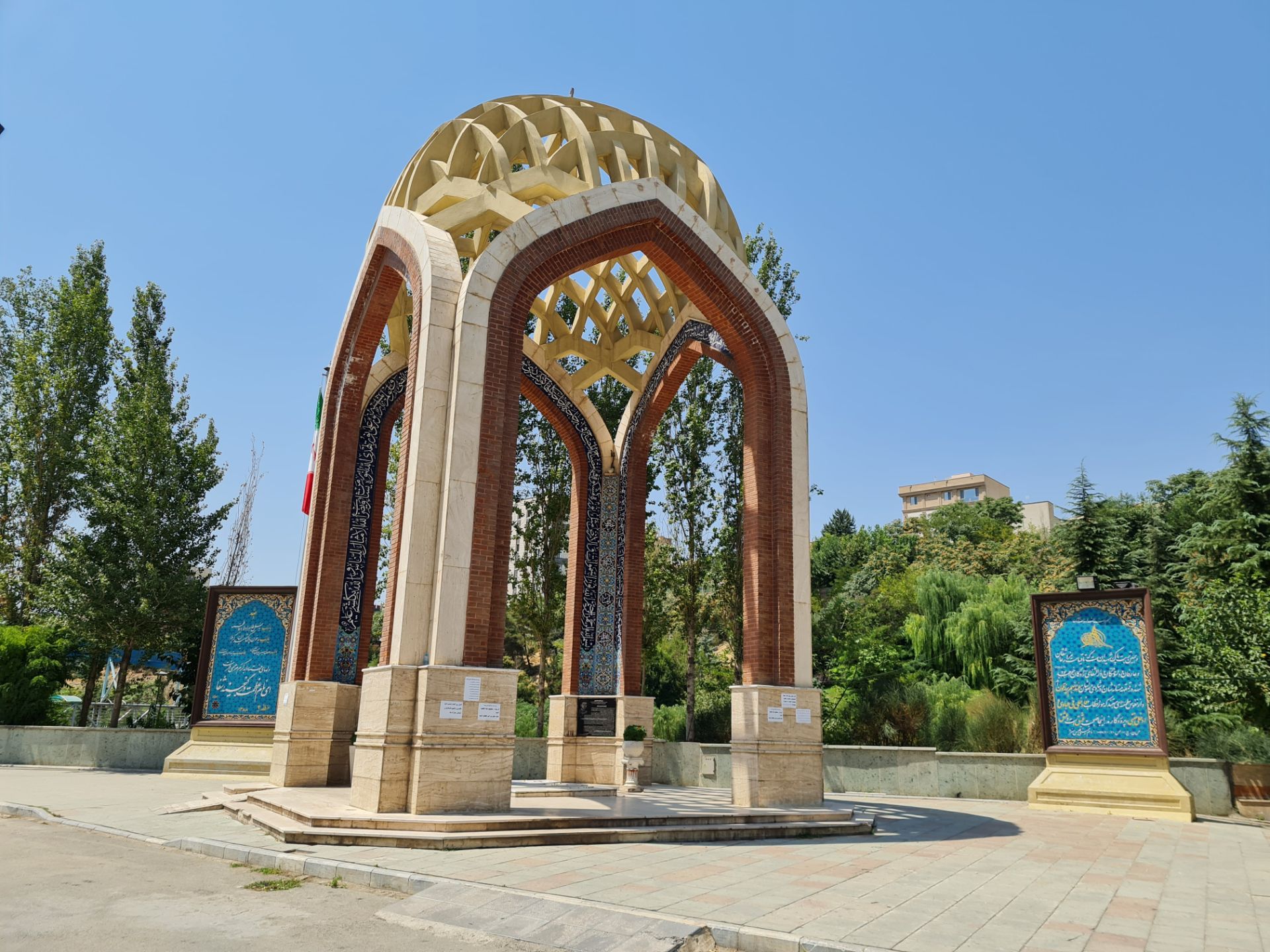 نمونه عکس دوربین اصلی گلکسی نوت ۲۰ - مقبره شهدا بوستان نهج البلاغه