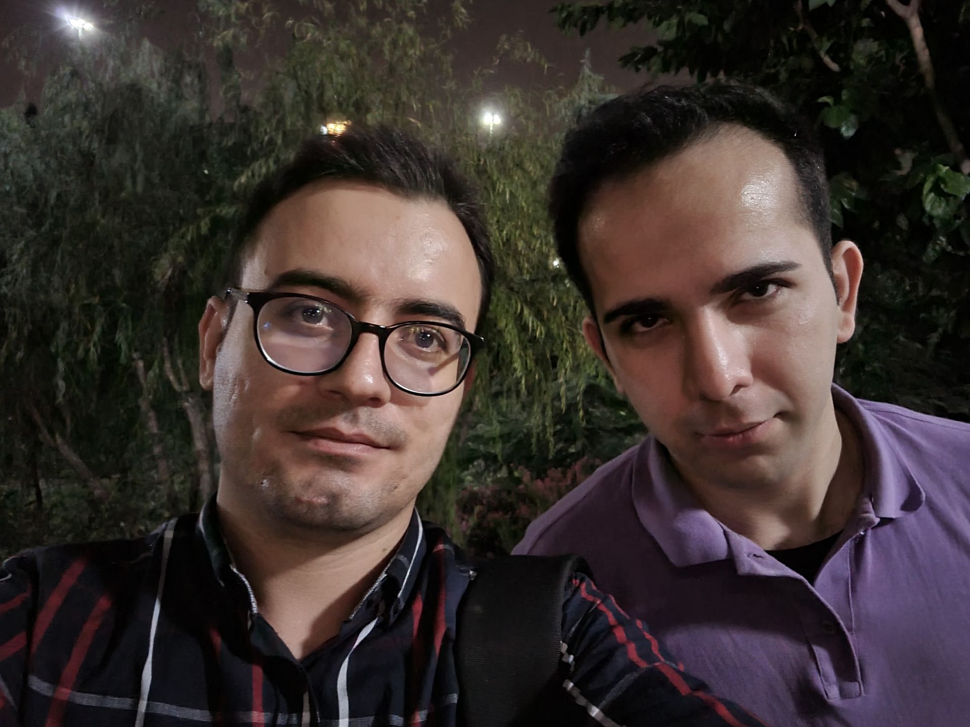 نمونه عکس سلفی گلکسی نوت ۲۰ / نوت اولترا در تاریکی - مهرداد عیسی لو و بابک قهرمانی