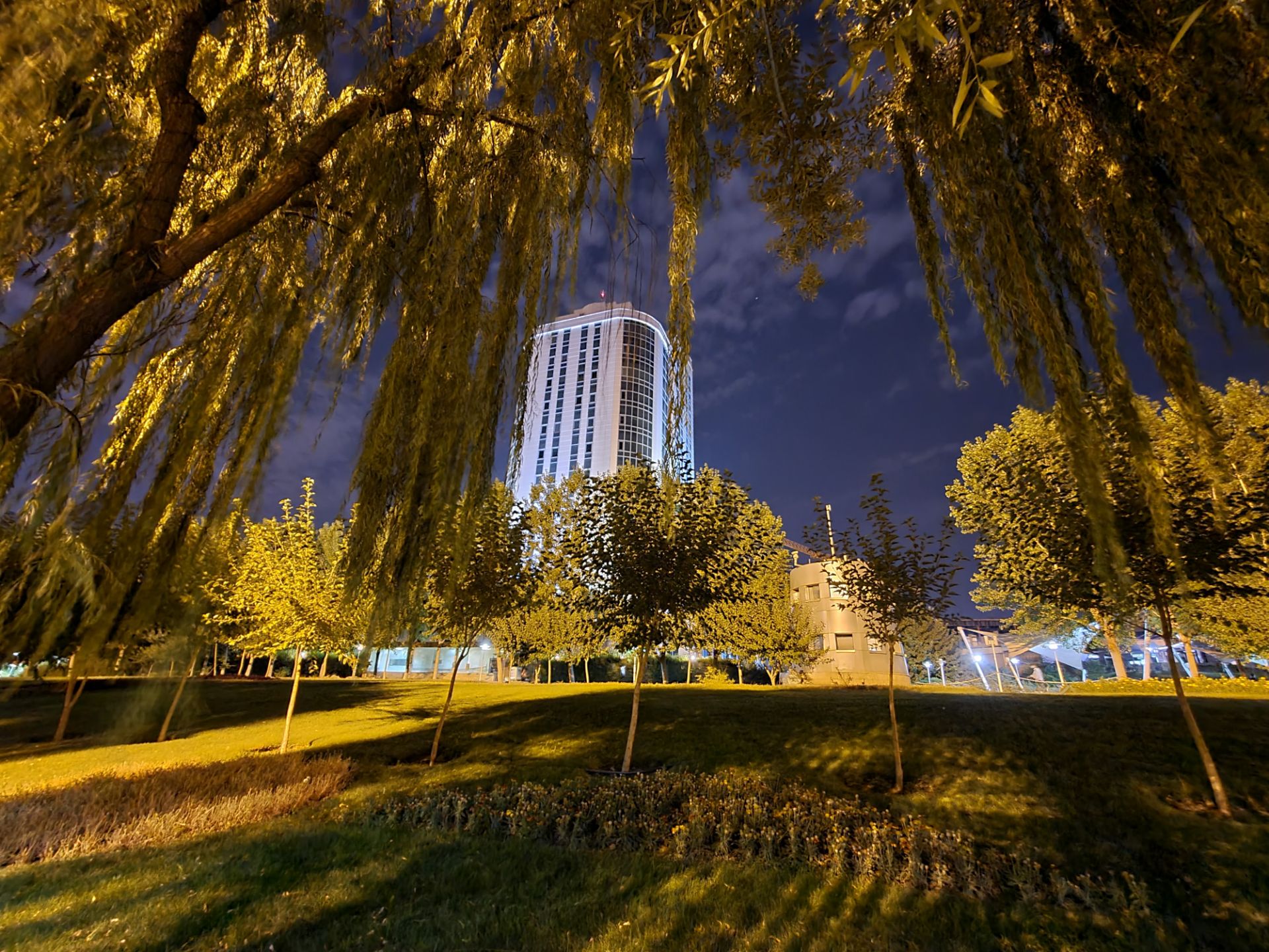 نمونه عکس 0.5X گلکسی نوت ۲۰ اولترا در تاریکی