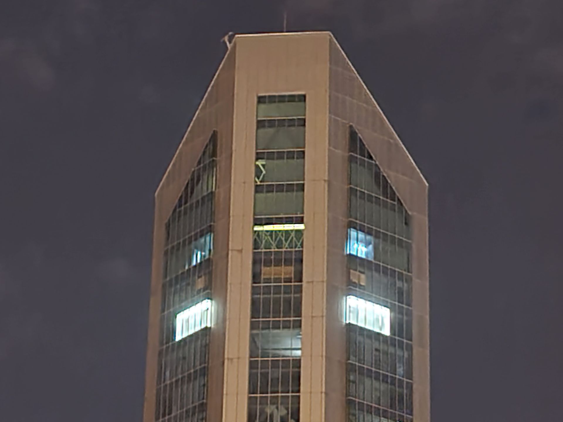 نمونه عکس 10X گلکسی نوت ۲۰ اولترا در تاریکی - برج