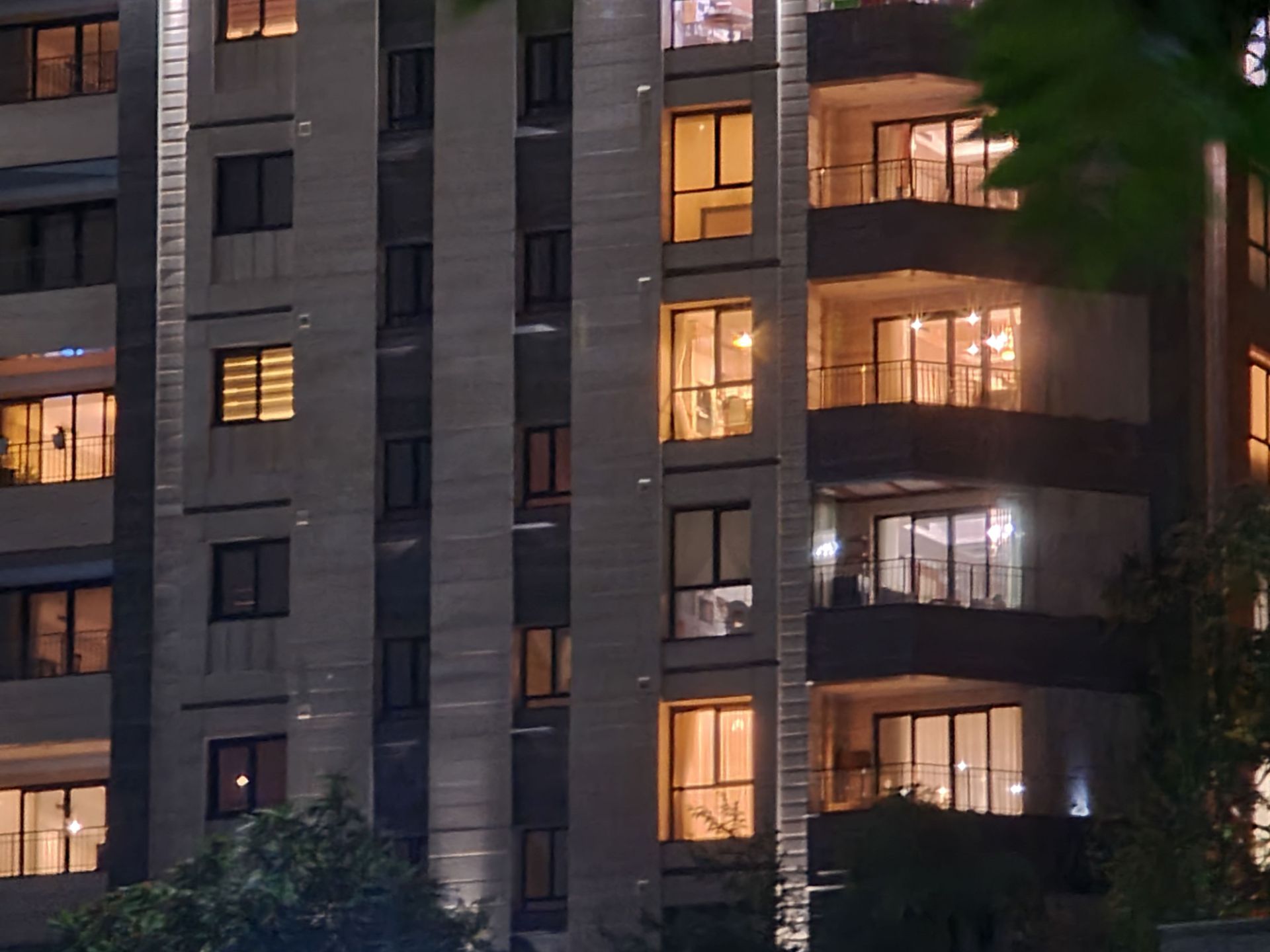 نمونه عکس 10X گلکسی نوت ۲۰ اولترا در تاریکی - ساختمان