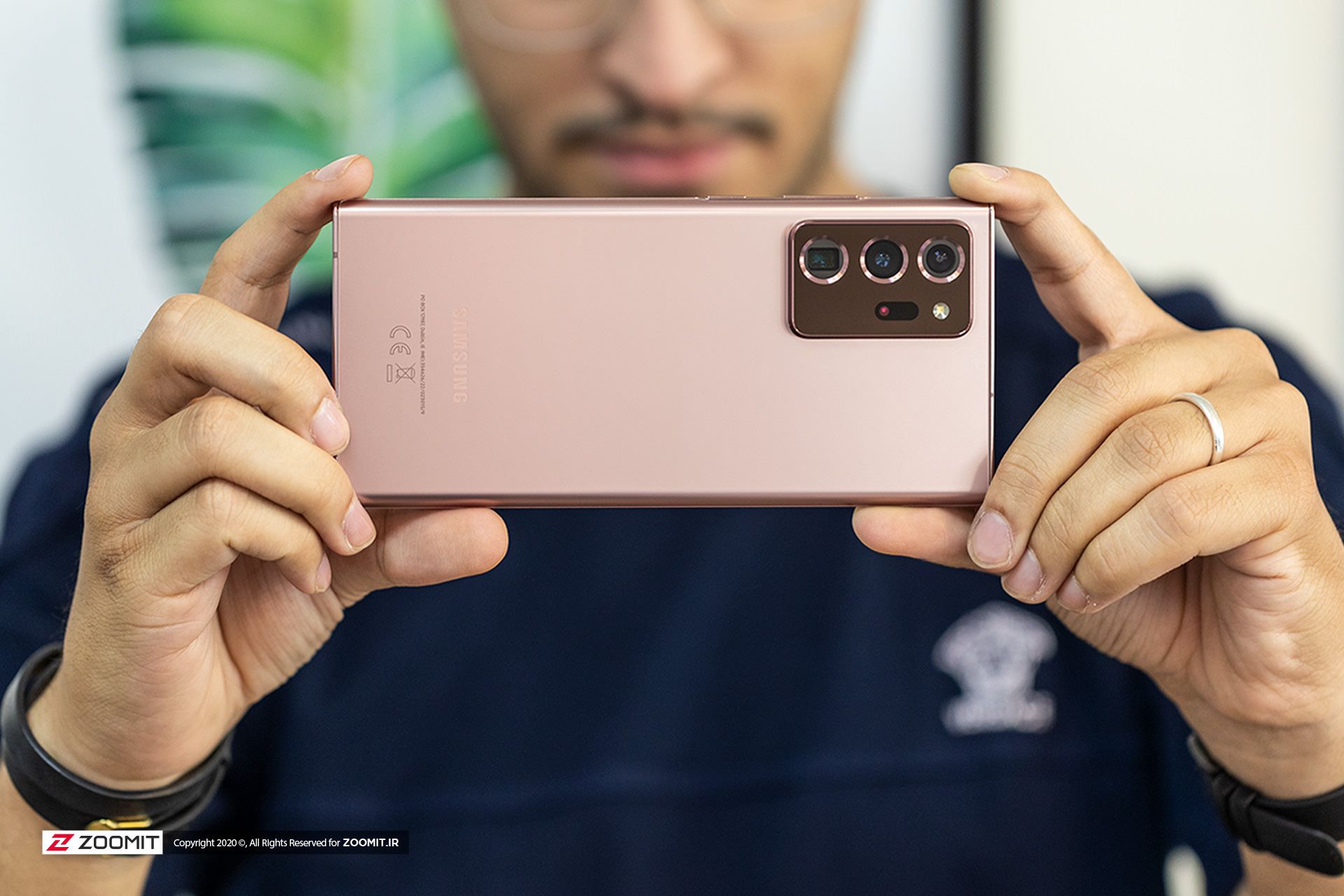 تصویر کاربر در حال عکاسی با گلکسی نوت ۲۰ اولترا