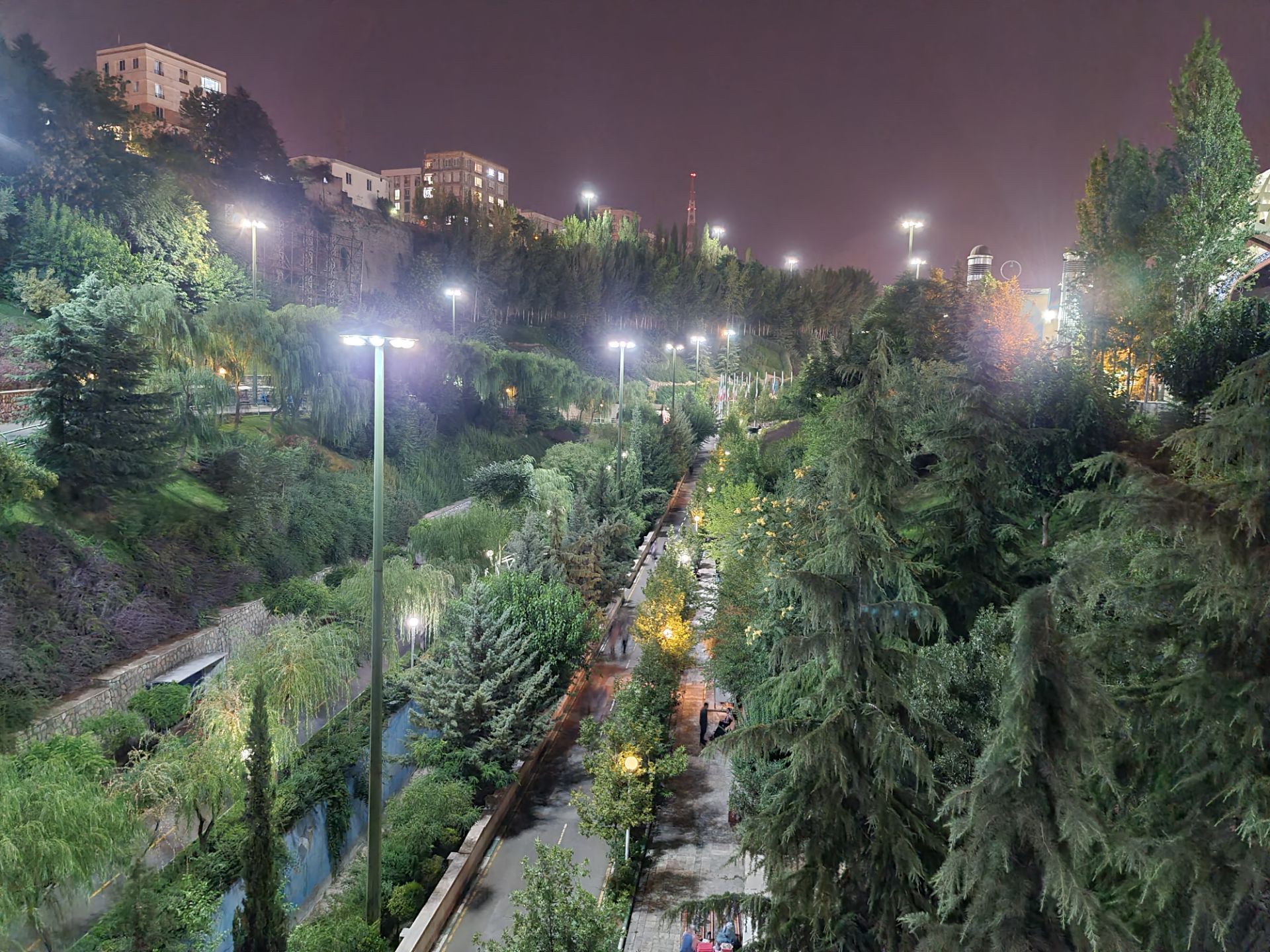 نمونه عکس دوربین اصلی گلکسی نوت ۲۰ اولترا در تاریکی - بوستان نهج البلاغه