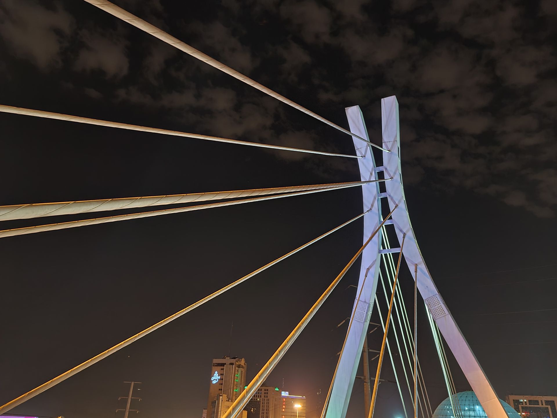 نمونه عکس دوربین اصلی گلکسی نوت ۲۰ اولترا در تاریکی - پل کابلی