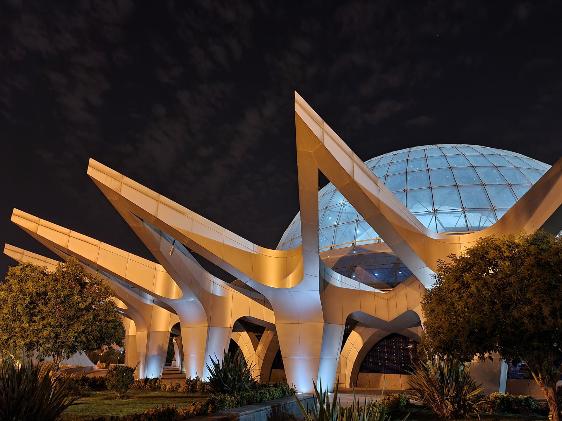 نمونه عکس دوربین اصلی گلکسی نوت ۲۰ اولترا در تاریکی - گنبد مینا پارک آب و آتش