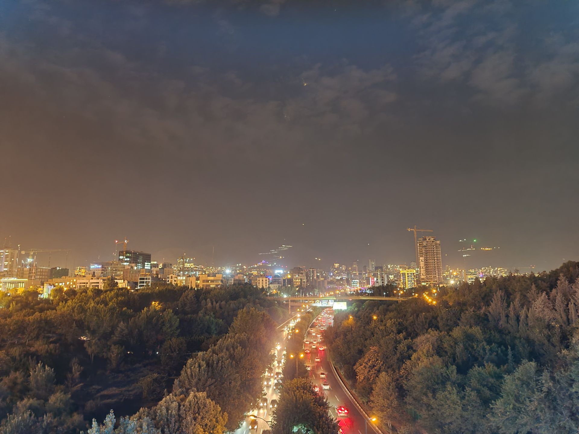 نمونه عکس دوربین اصلی گلکسی نوت ۲۰ اولترا در تاریکی - بزرگراه چمران